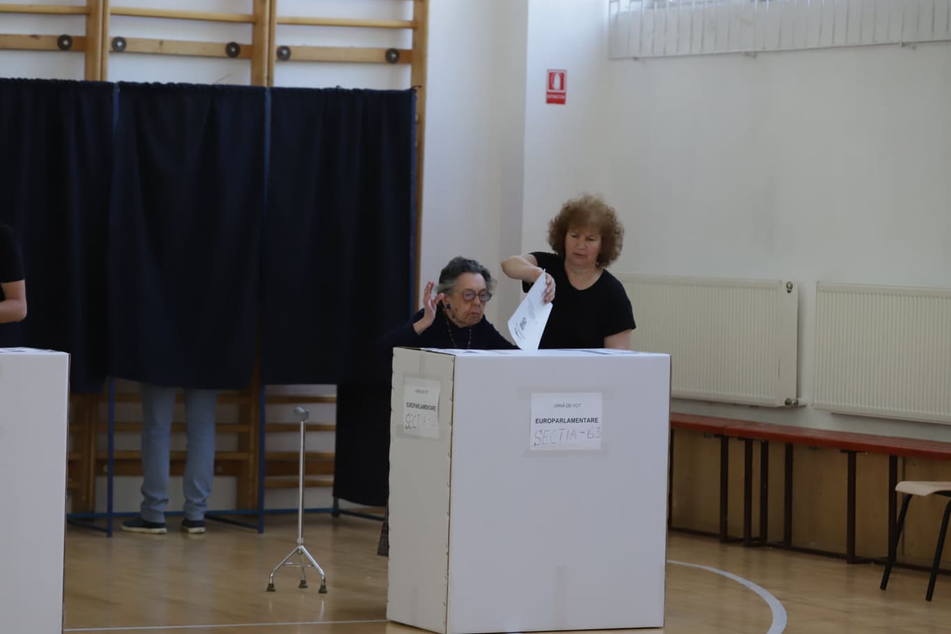 FOTO/ O bătrână de 97 de ani a mers să voteze în același timp cu Traian Băsescu