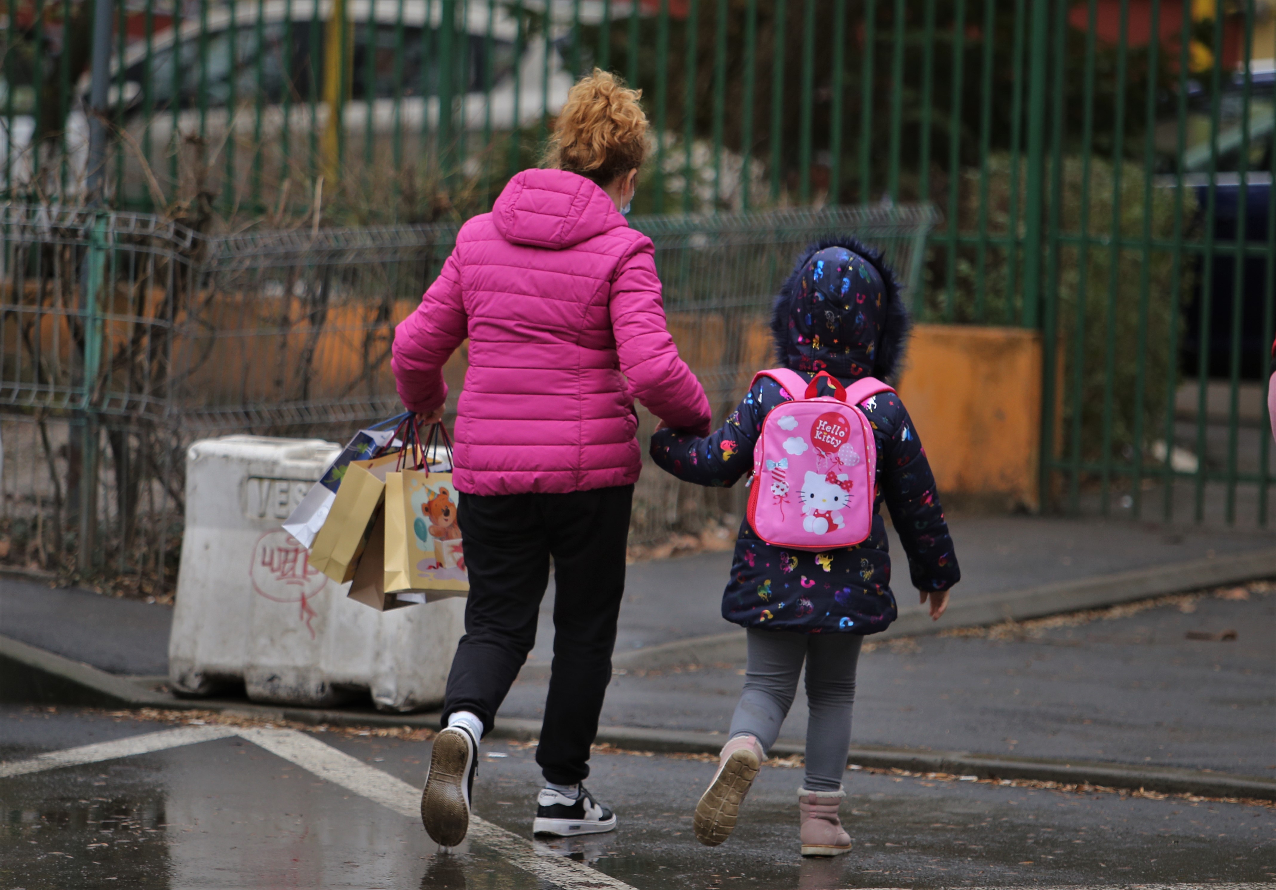 Flori și mărțișoare la școală. Cum a arătat 1 Martie în București, după disputa autorităților pe tema simbolului primăverii
