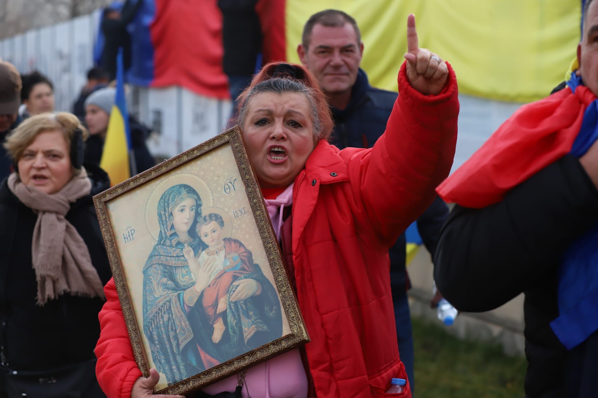 Călin Georgescu i-a chemat la București să protesteze în numele lui, iar el a plecat din țară. Primele imagini cu susținătorii ajunși în Capitală