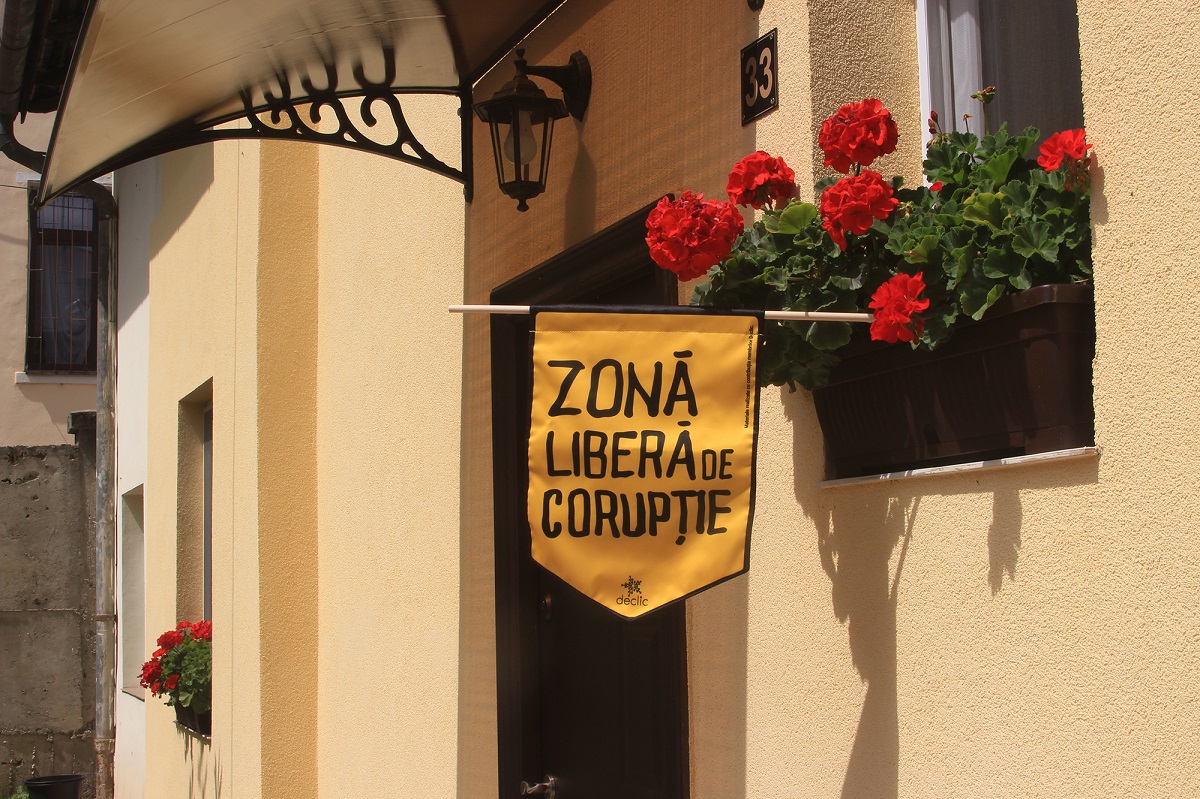 Peste 1.000 de români și-au pus pe case mesajul ”Zone libere de corupție”. Ce vor să transmită