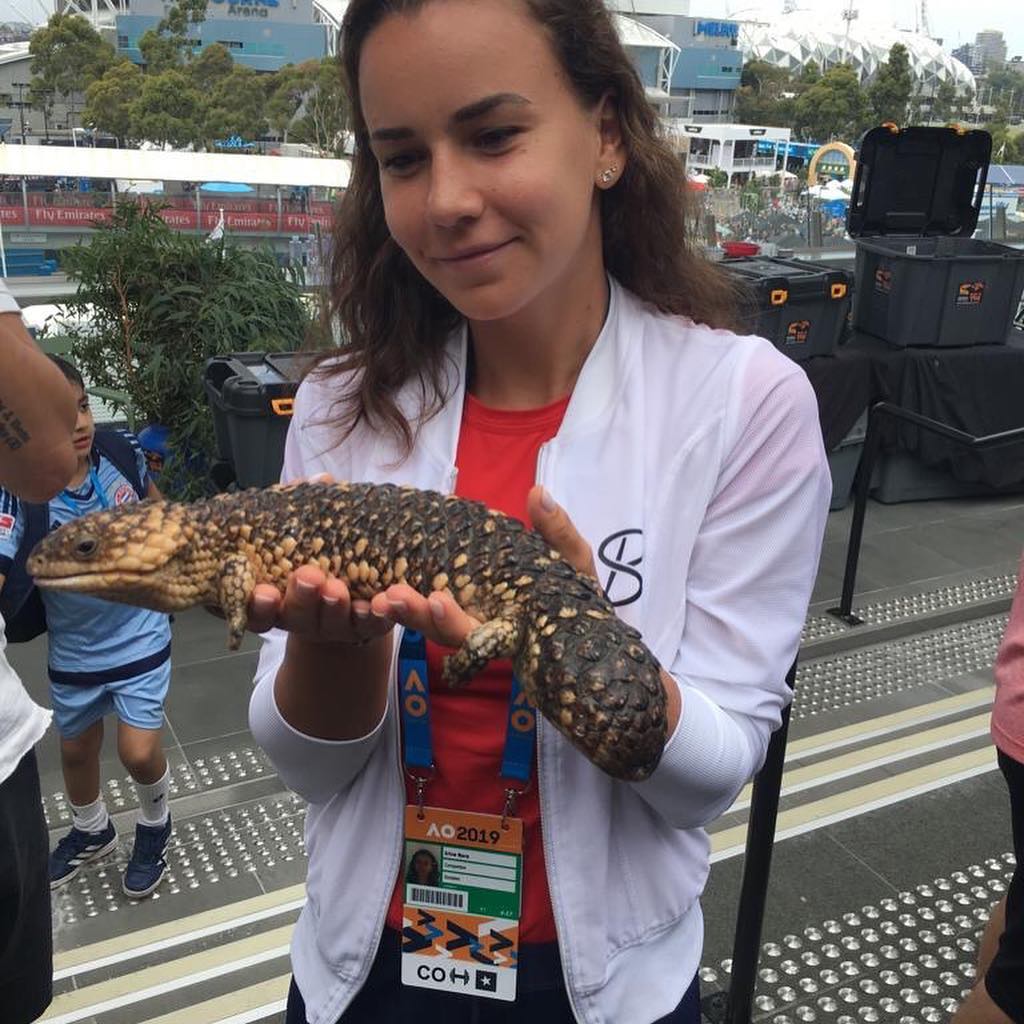 Monica Niculescu, Irina Bara şi Mihaela Buzărnescu s-au jucat cu un șarpe uriaș la Melbourne | GALERIE FOTO
