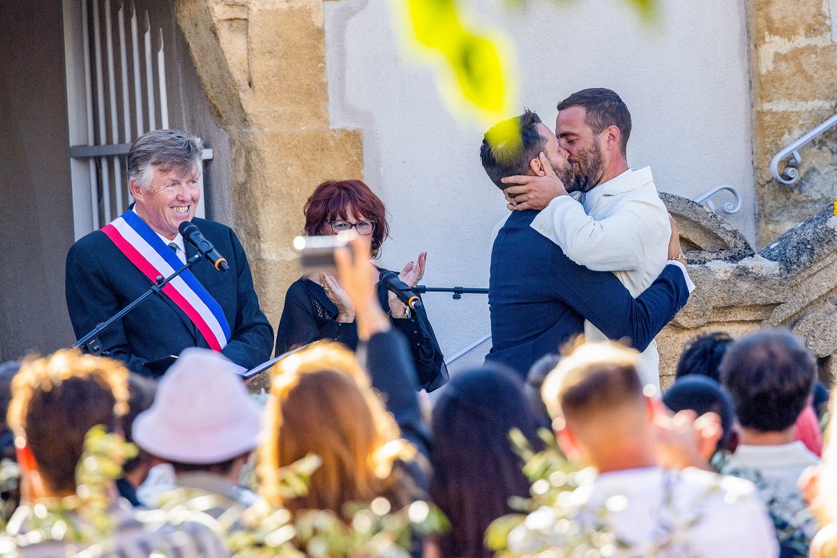 Creatorul de modă Simon Porte Jacquemus s-a căsătorit cu iubitul, cu Marco Maestri. La ceremonie a participat și o vedetă cu origini românești