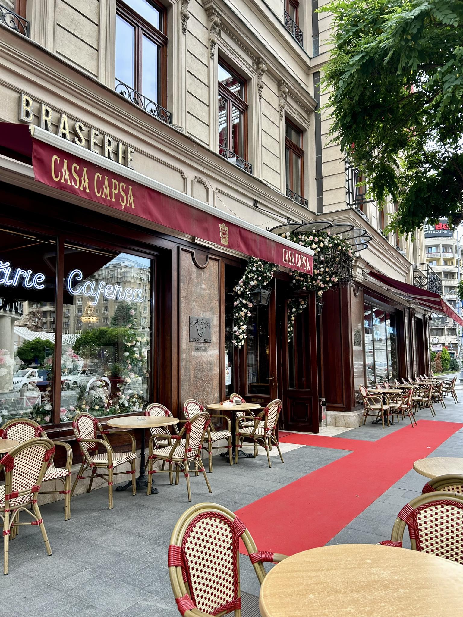 Povestea cafenelei Capșa, templul „cancanului și al farnientei” unde femeile nu îndrăzneau să intre. Curcanul „țintirom”, anulat de ciocolatele Frantz-Iosef Suveranul