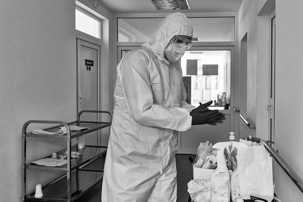 REPORTAJ | În Secţia COVID a Spitalului Judeţean Arad, medicii şi pacienţii împart şi responsabilitatea, şi teama în faţa bolii: „Ne-am dat curaj unii altora!”
