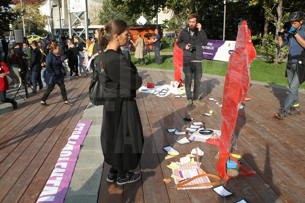 GALERIE FOTO/ Marş împotriva violenţei domestice, în Bucureşti: "Împreună pentru siguranţa femeilor"