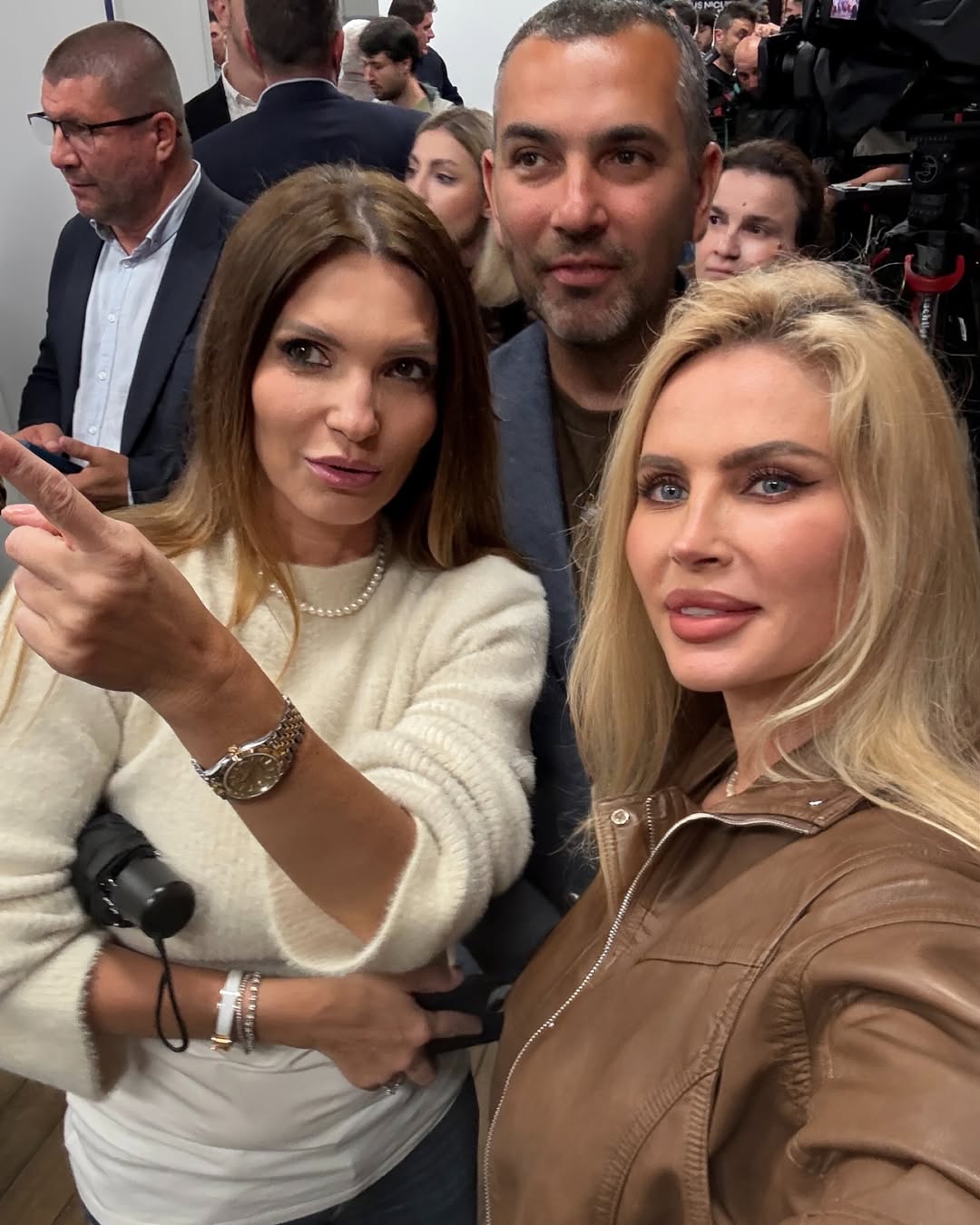 Imaginile care nu s-au văzut la televizor. Cum l-a filmat Andreea Bănică pe Nicușor Dan după ce a fost ales președinte al României