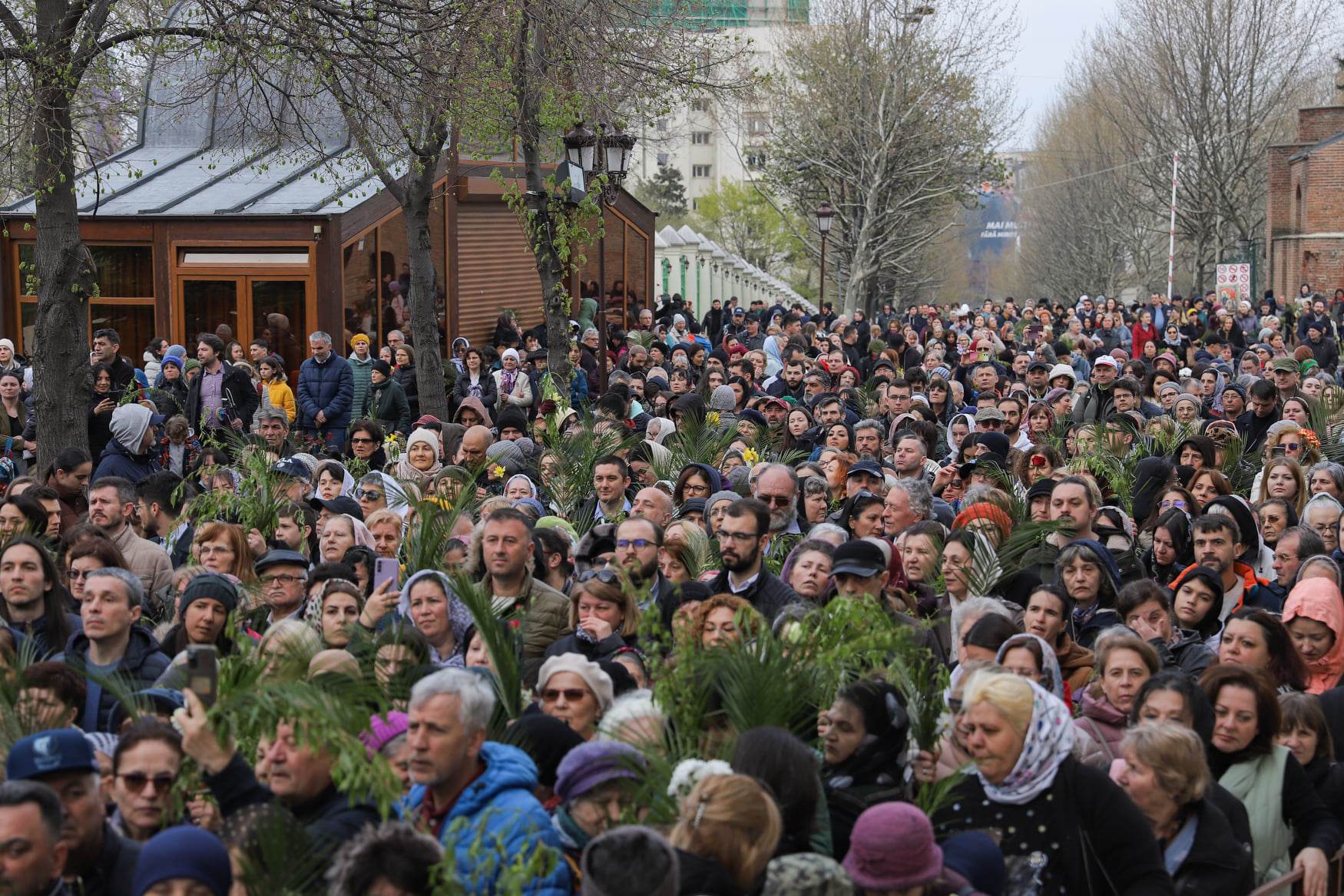 Pelerinaj de Florii în București. Sute de oameni au luat parte la procesiune. Traficul a fost restricționat. FOTO