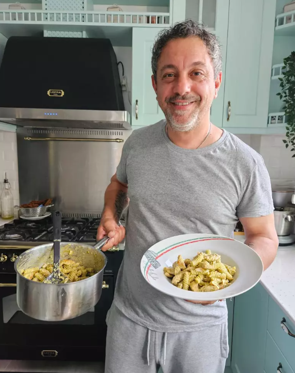 Imagini din locuința lui chef Sorin Bontea. Juratul de la MasterChef și-a plantat măslini în curte. „Abia aștept să strâng recolta”