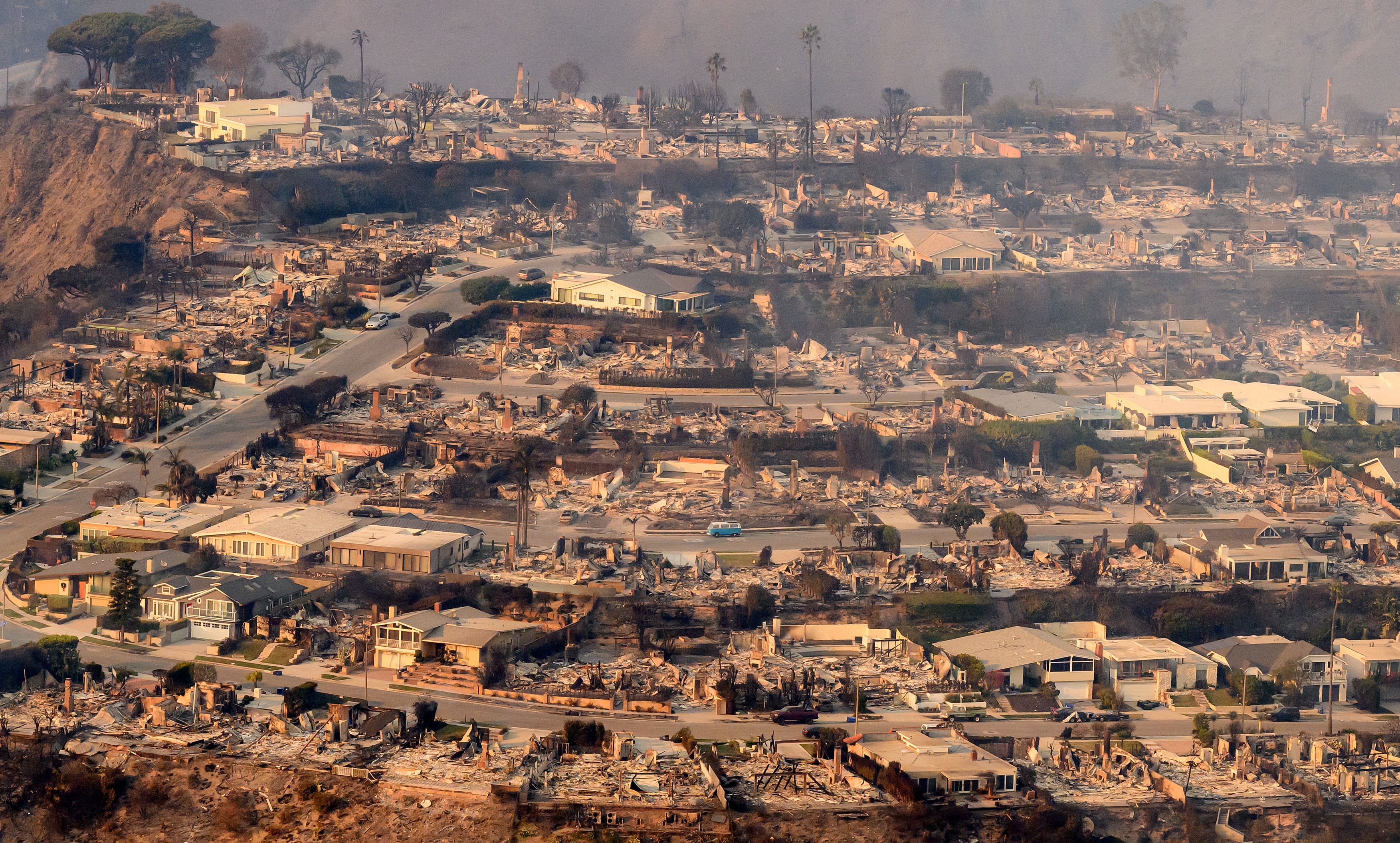 O româncă a fugit cu copiii din infernul incendiului din California: „Am plecat în Arizona. E miros de fum și aer poluat și la 4 ore de Los Angeles”