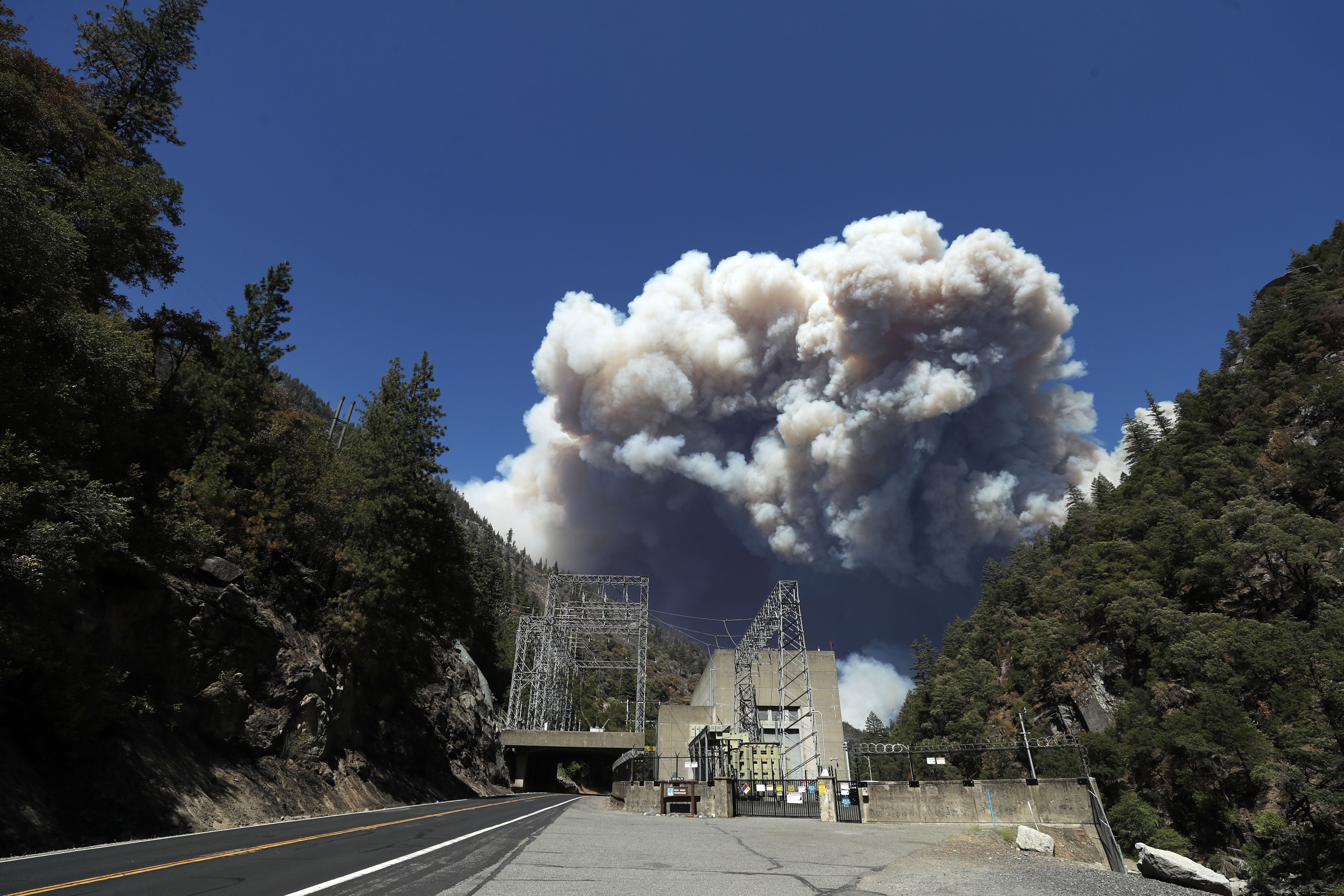 Incendiul uriaș din California creează propriul climat. Cu ce se luptă peste 5.400 de pompieri americani