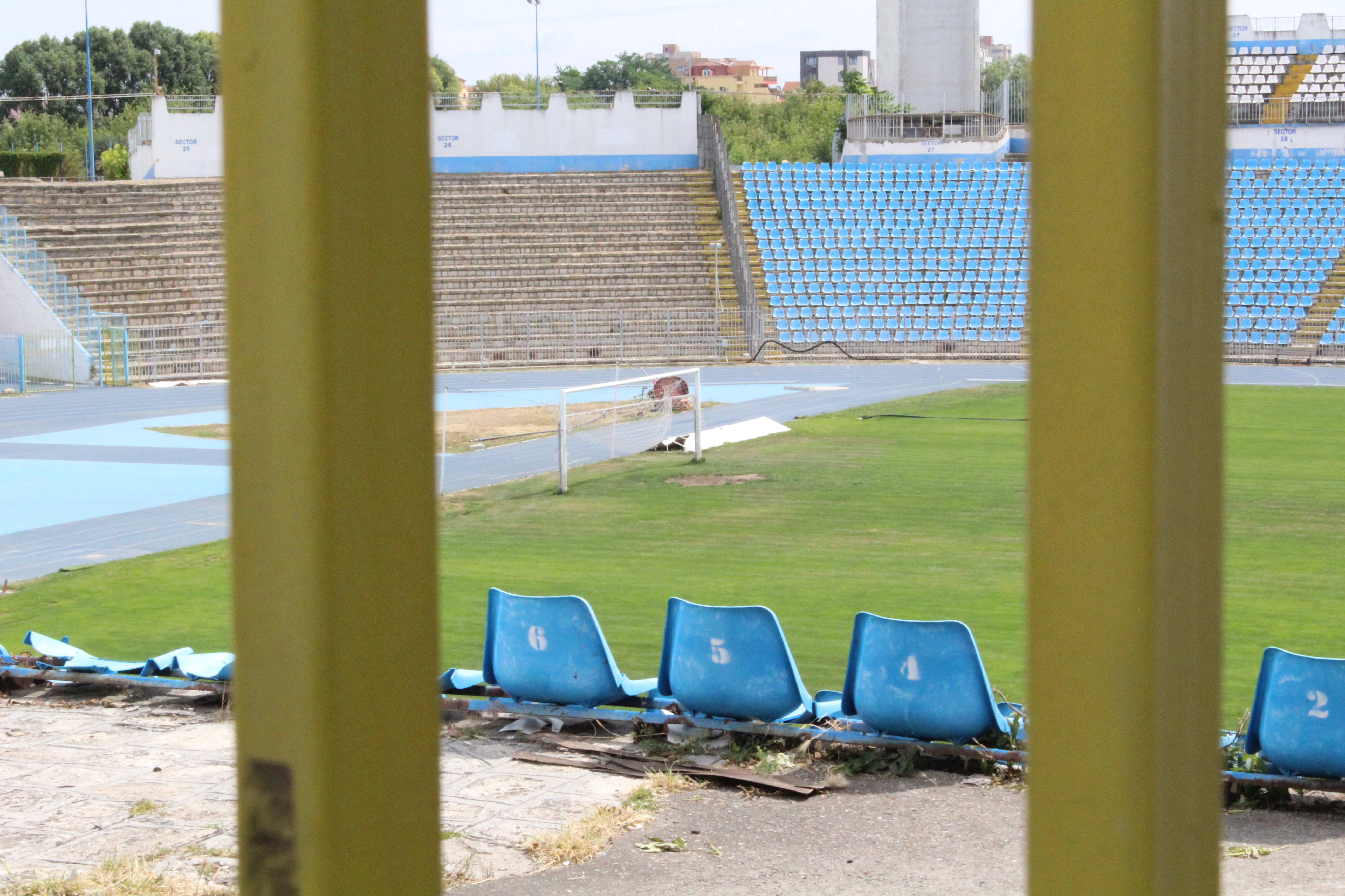 Supercupa de pe 8 iulie, pe un stadion ca după bombardament / FOTO
