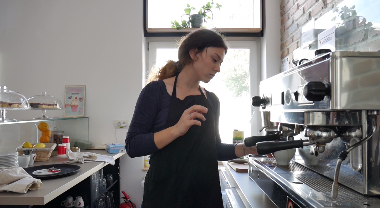 VIDEO / Din orfelinat, la primul job. Un hostel și o cafenea din București au angajat tineri ieșiți din centrele de plasament