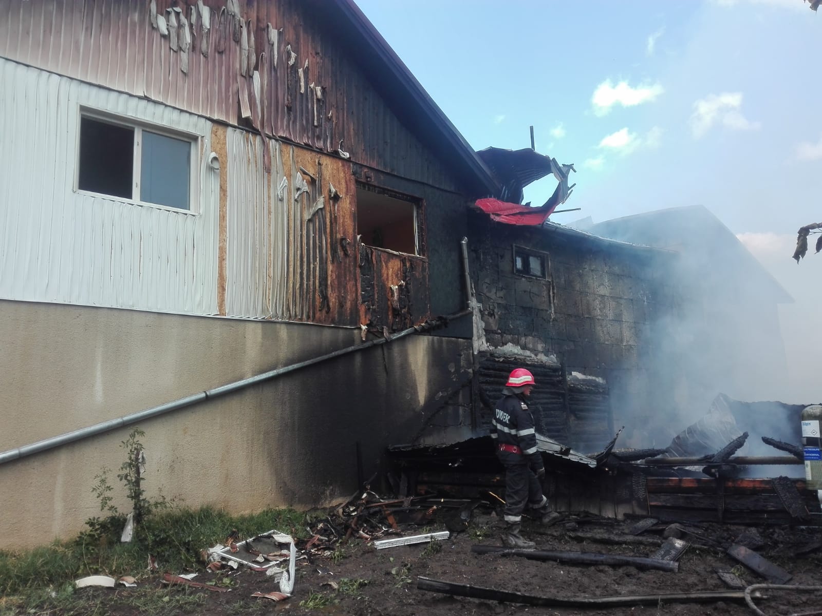 UPDATE/ Patru case din Tulnici, Vrancea, cuprinse de flăcări. Pompierii au localizat incendiul/ GALERIE FOTO&VIDEO