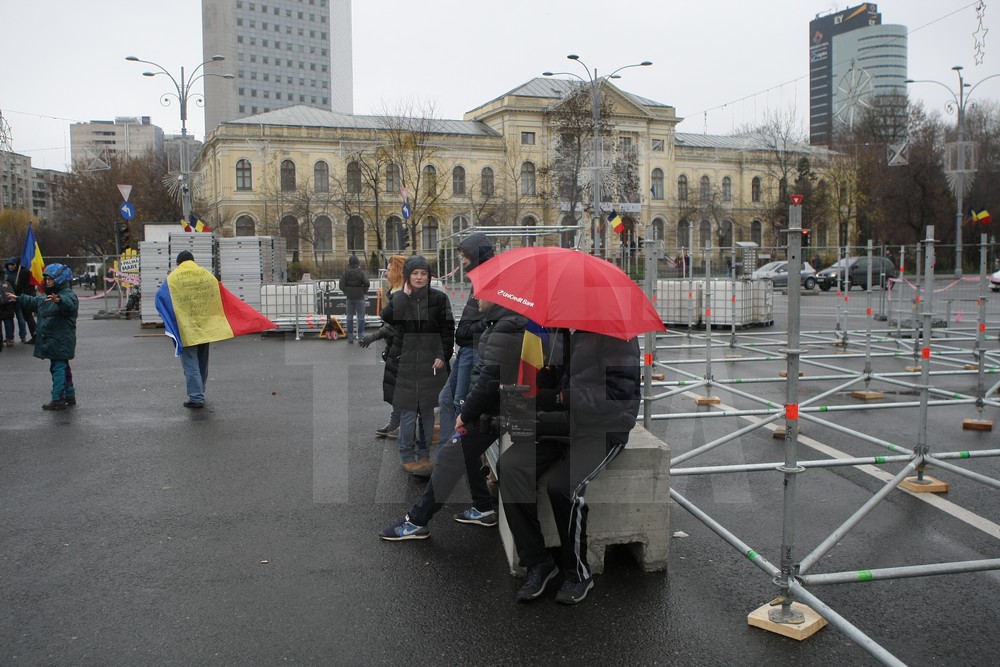 UPDATE. Protest și incidente în Piața Victoriei. Anchetă MAI după împiedicarea organizării târgului de Crăciun/ FOTO