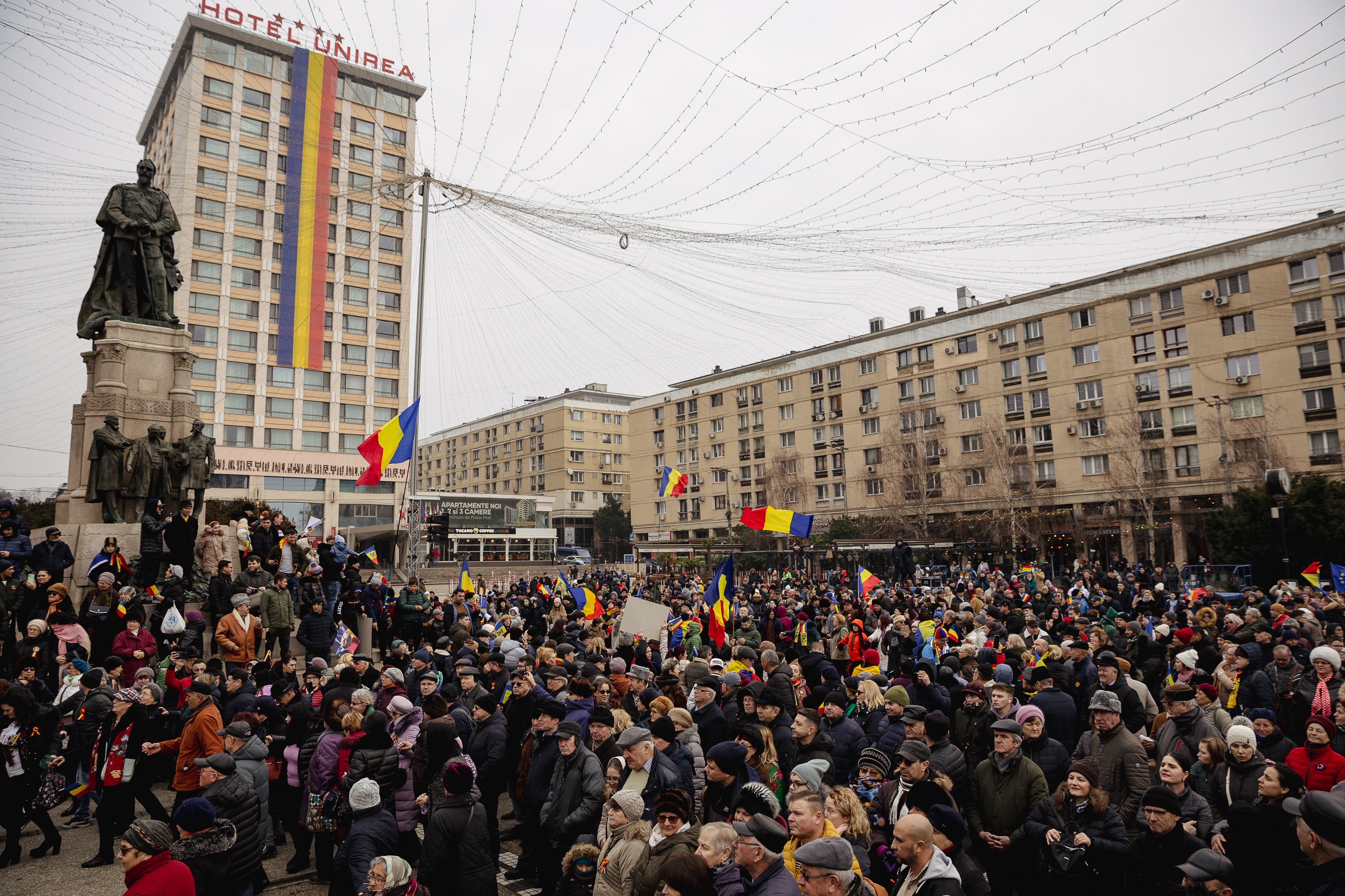 Ziua Unirii în imagini la Iași: câteva mii de oameni s-au bucurat de „sârba moldovenilor” și au fluierat puținii politicieni prezenți | Fotoreportaj