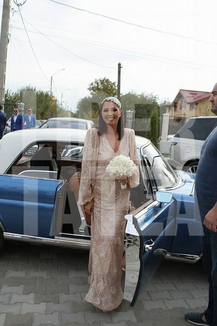 FOTO EXCLUSIV | Cum s-au îmbrăcat Ilinca Vandici și Andrei Neacșu la nunta lor. Ea, retro, el, trendy