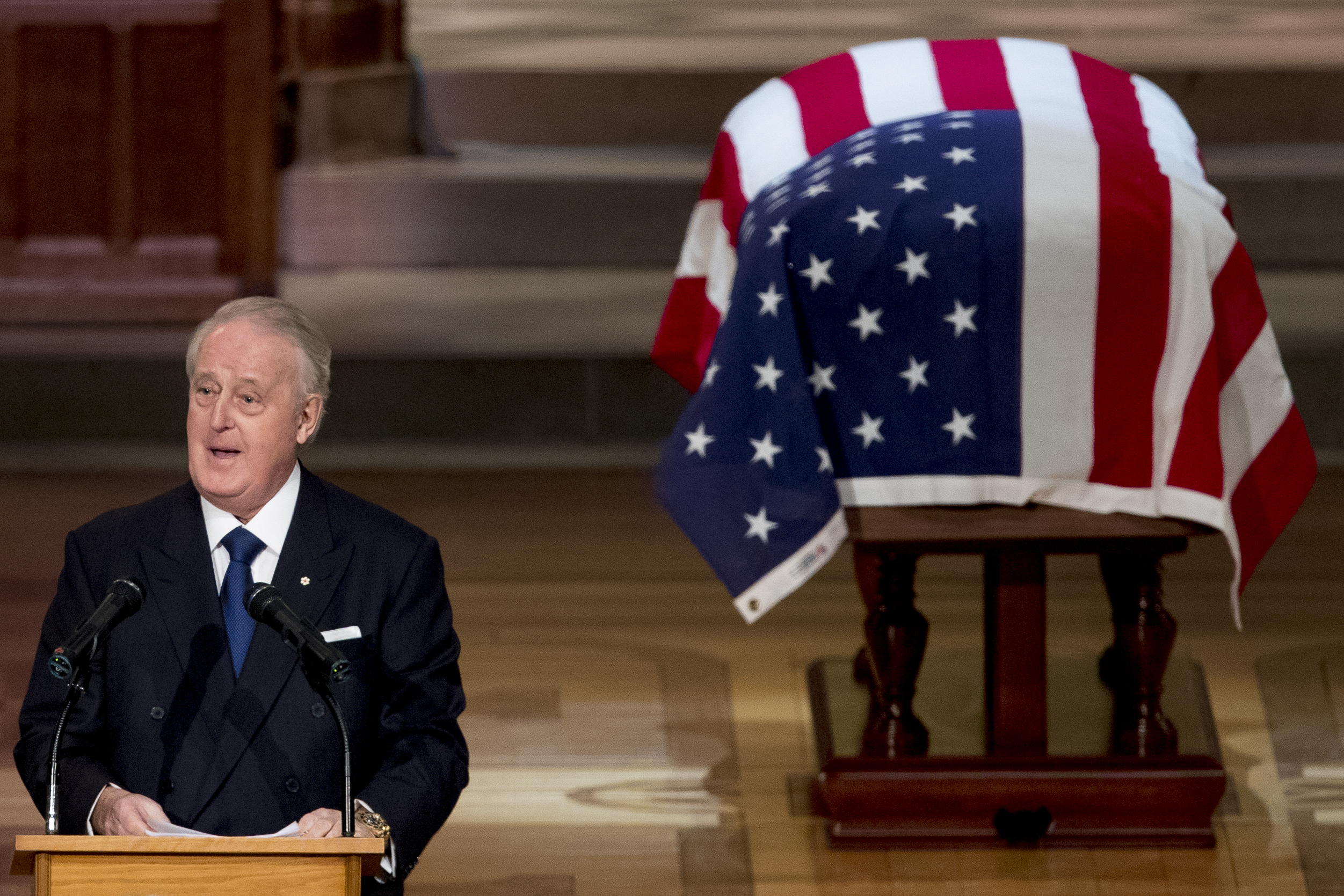 FOTO&VIDEO/ Funeralii de stat pentru George H.W. Bush. Donald Trump și Hillary Clinton s-au ignorat, deși au stat pe același rând