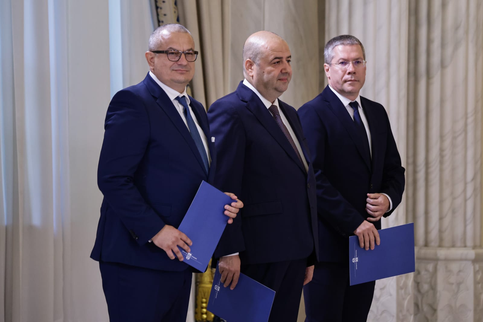 Trei noi judecători la CCR. Dacian Dragoş, Csaba Asztalos şi Mihai Busuioc au depus jurământul la Cotroceni. Cine sunt cei 9 judecători ai Curții