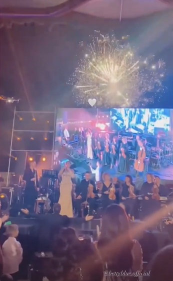 Nunta de lux a lui Florin Salam cu Roxana Dobre de la malul mării. Mireasa a avut rochie cu cristale, iar invitații au ascultat muzică de orchestră