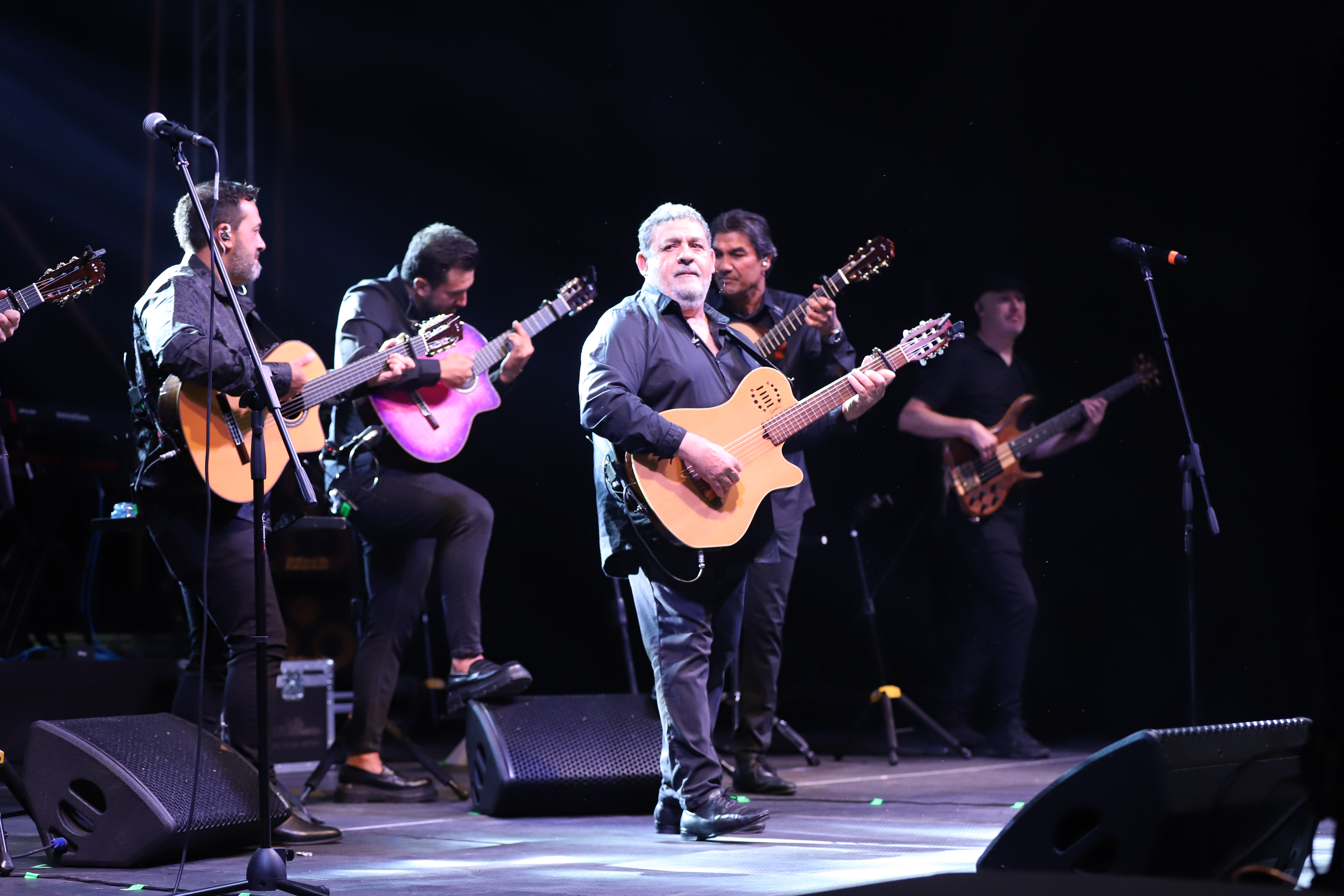 Seară latino la Festivalul Borșului Lipovenesc din Jurilovca. Concertul Gipsy Kings s-a prelungit cu un spectaculos foc de artificii: „România, I love you!” | FOTO REPORTAJ