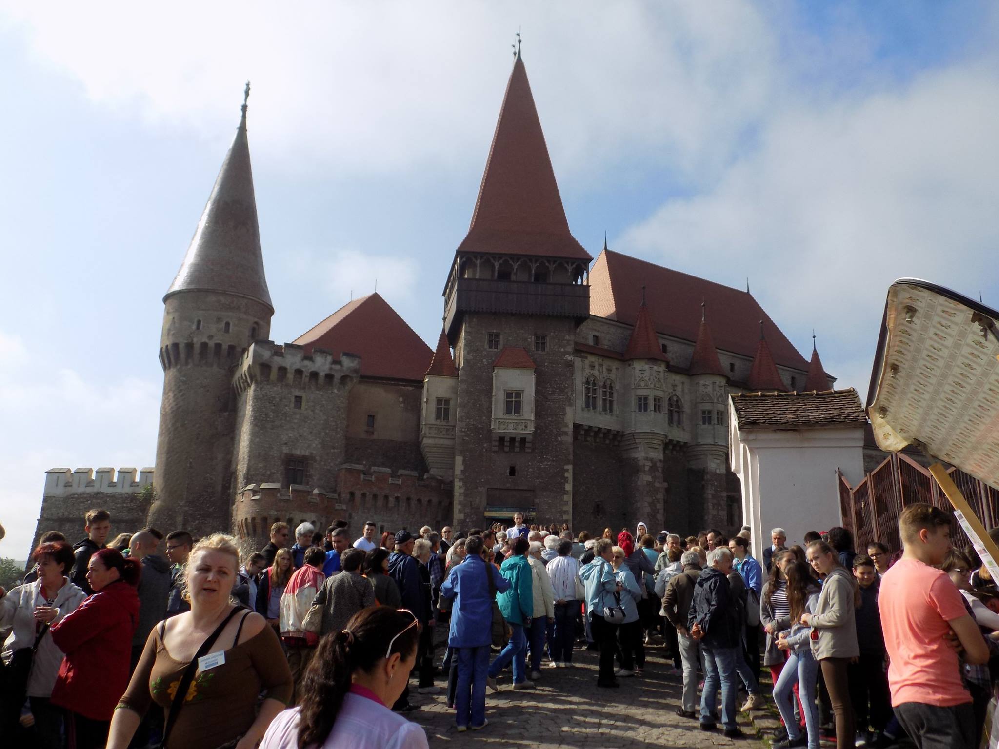 Târgul European al Castelelor, găzduit de Castelul Corvinilor, și-a deschis porțile