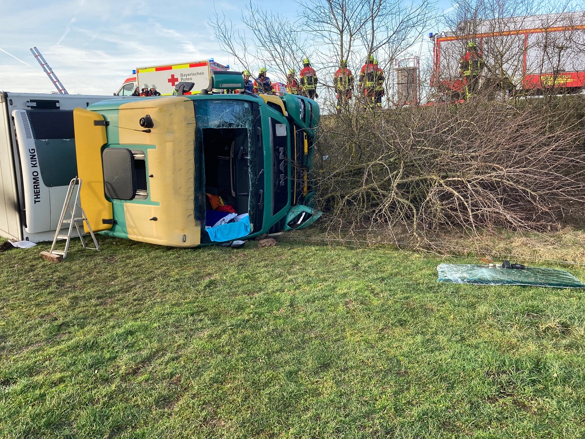Șofer român de TIR scos cu greu din cabină, după ce, beat, a răsturnat camionul pe câmp, lângă o autostradă din Germania