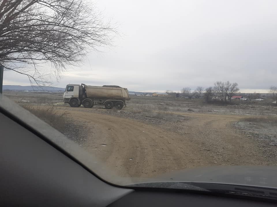 O firmă care a câștigat consolidarea unui pod în Suceava este aceeași care a fost filmată de localnici când ridica balast de sub pod