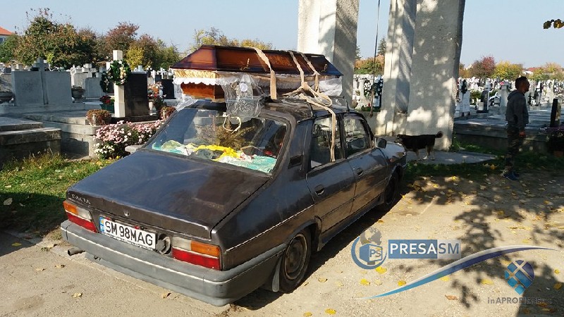 Un bărbat a transportat cadavrul fratelui cu mașina prin Satu Mare. Sicriul putea să cadă în orice moment