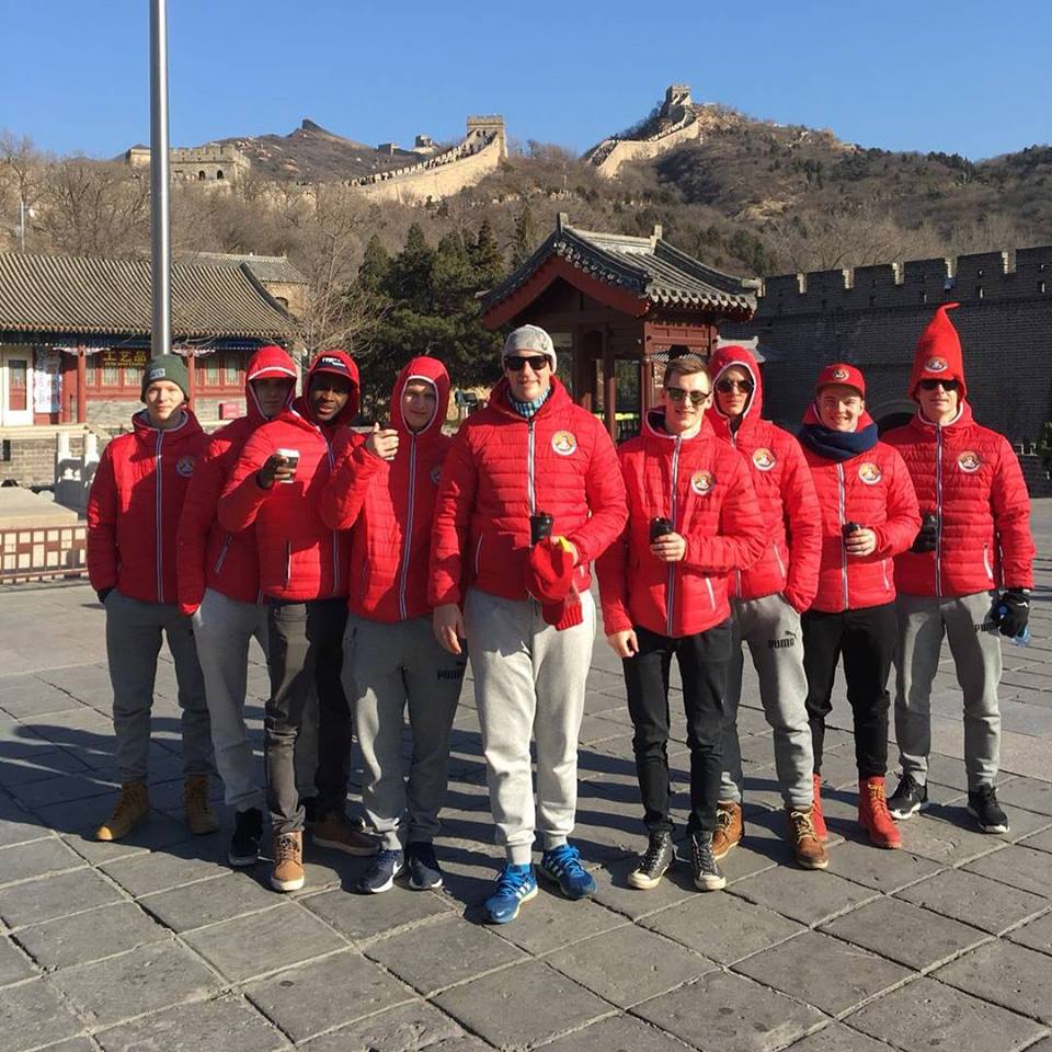 FOTO&VIDEO / Istoria echipei de fotbal a lui Moș Crăciun. De la faliment, la chinezi și la fotbal feminin! Cine e românul care ar fi putut ajunge la ei