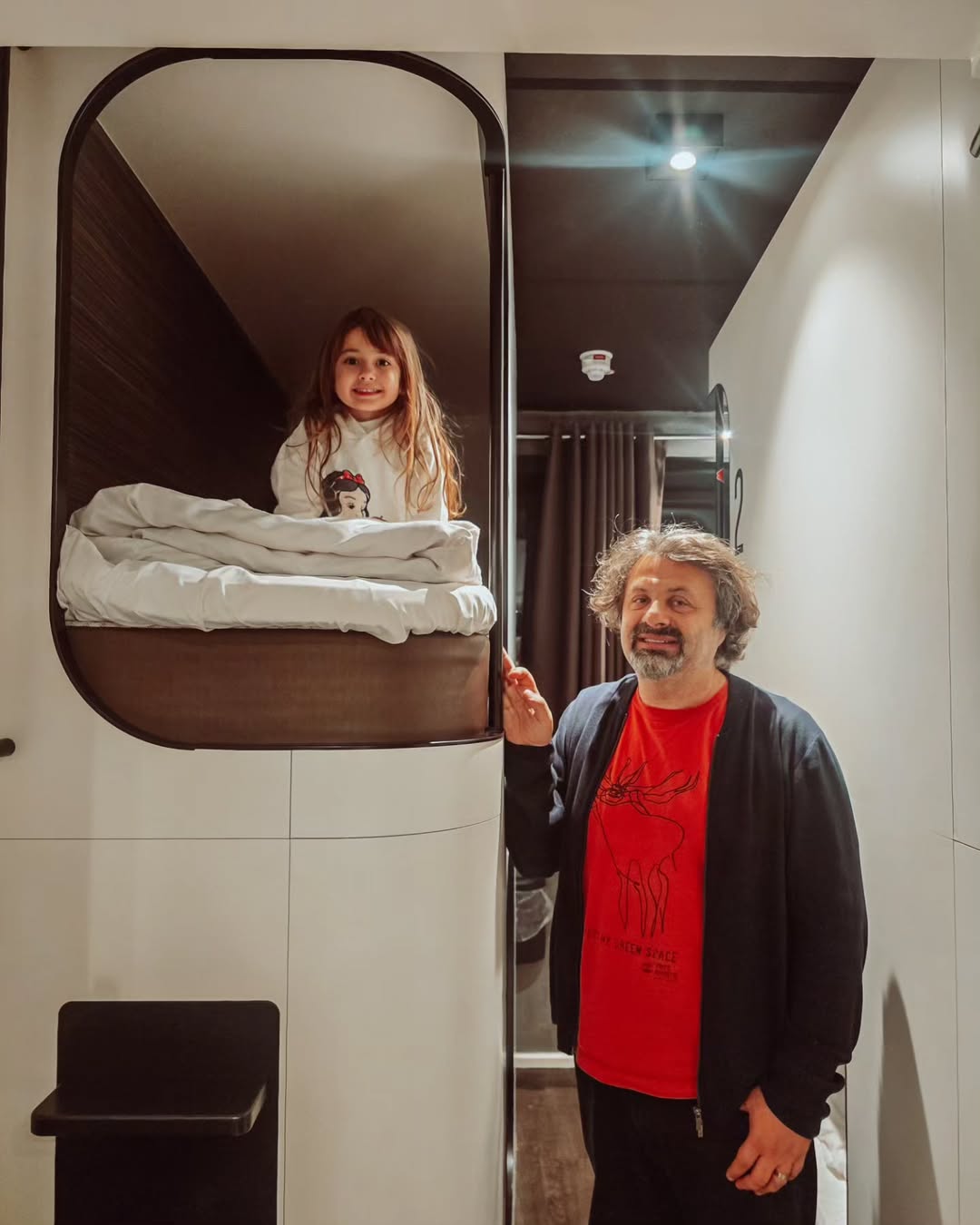 Dana Rogoz, vacanță de neuitat. Cum arată hotelul din Copenhaga în care s-a cazat cu familia: „Seamănă cu o cușetă de tren”