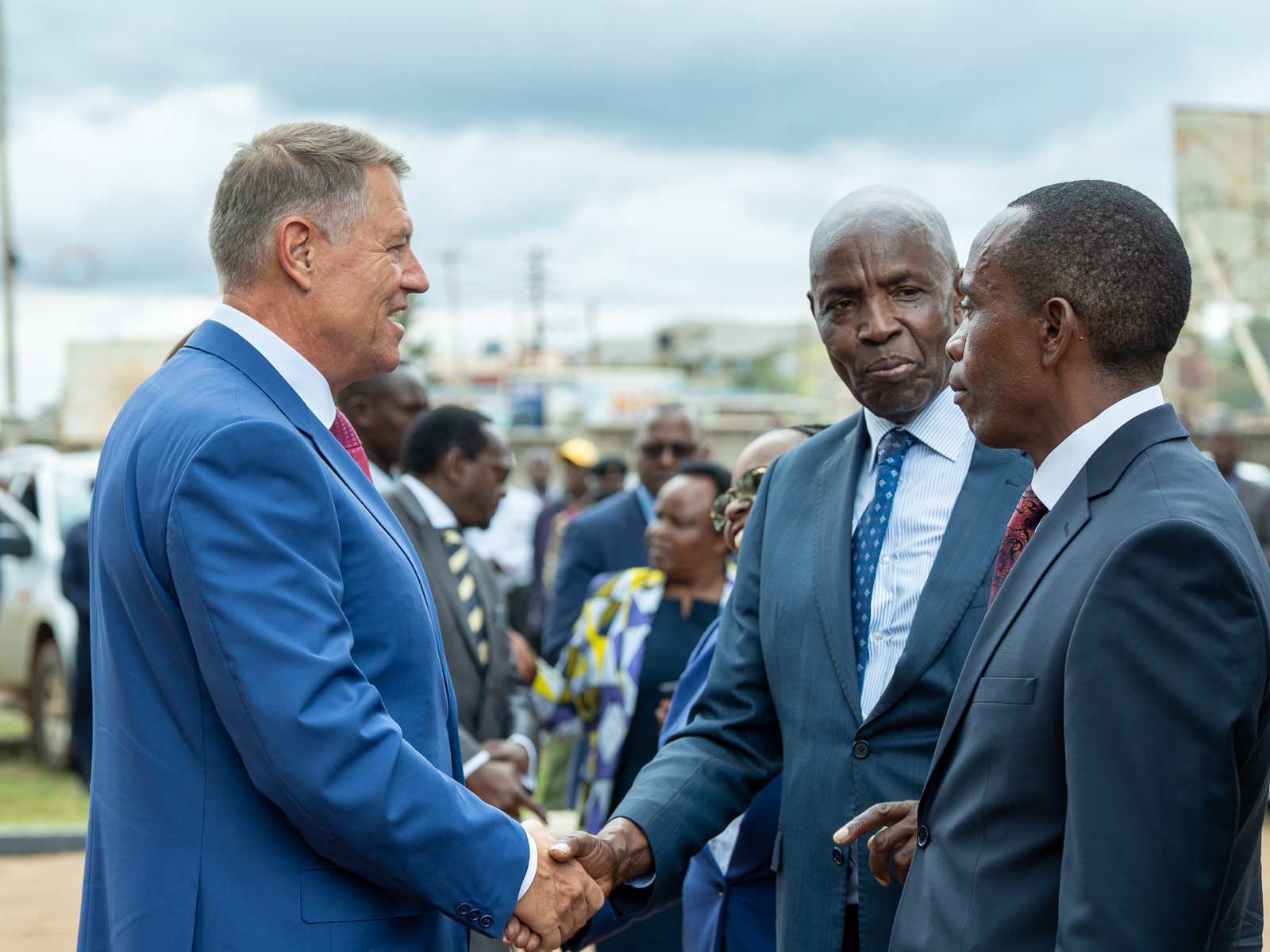 A treia zi a vizitei lui Klaus Iohannis în Kenya. Președintele a mers la o școală de fete, alături de Carmen Iohannis