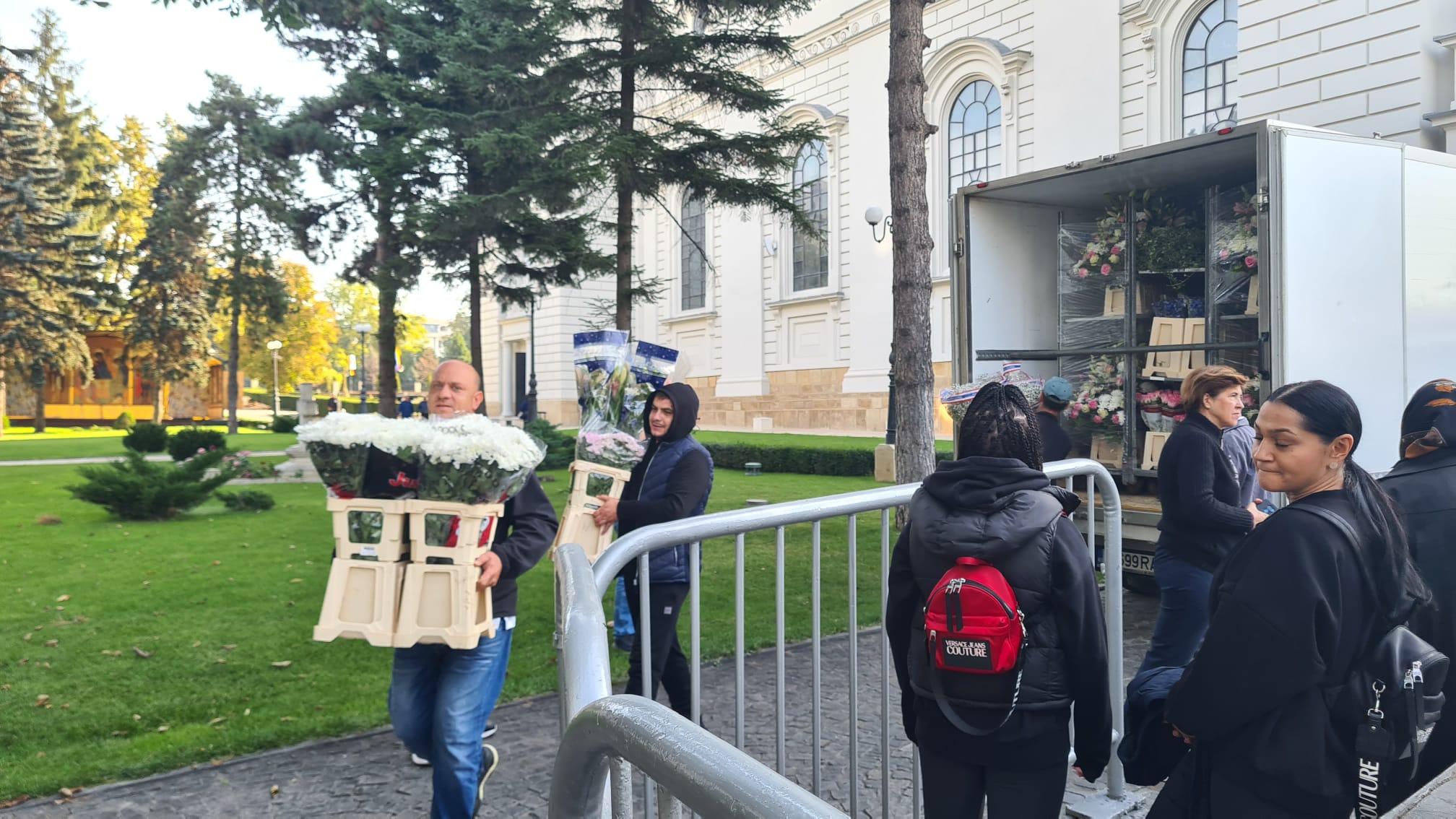 300.000 de credincioși sunt așteptați începând de mâine în pelerinaj la Sfânta Parascheva. Vor fi aduse și moaștele unui sfânt cu origini în Ucraina