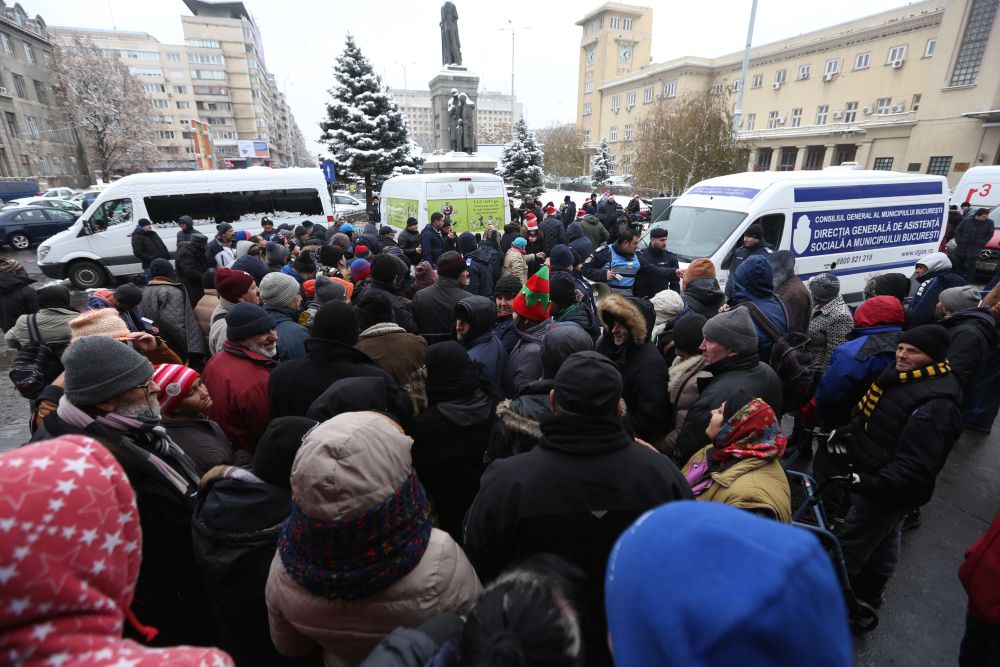 Ambasadorul Marii Britanii la București a servit mâncare oamenilor fără adăpost, în Gara de Nord / FOTO