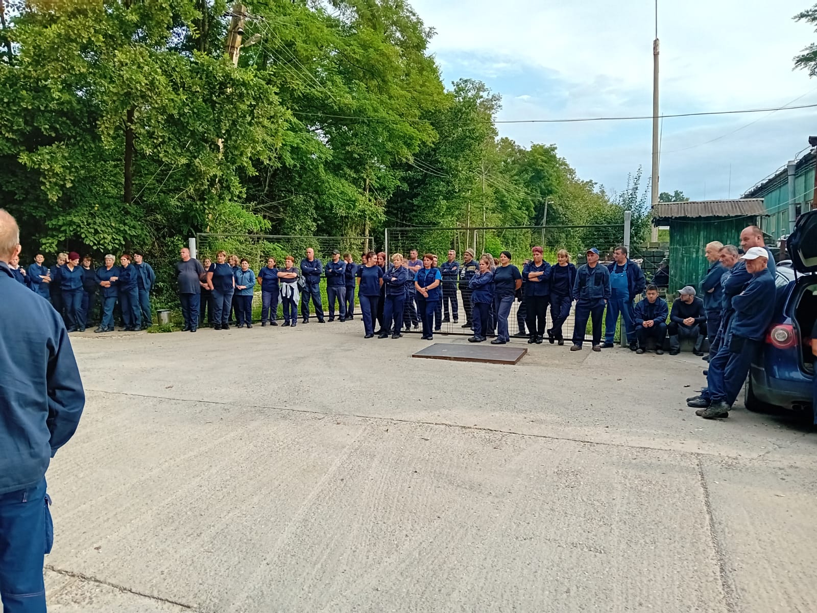 Zeci de muncitori protestează la Uzina Mecanică Plopeni. Oamenii cer plecarea „specialilor” aduși de conducere: „DNA a venit să strice treburile”