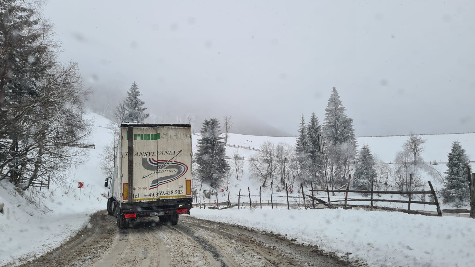 Ninsori abundente în Brașov, în aprilie. Mai multe mașini au rămas blocate din cauza zăpezii