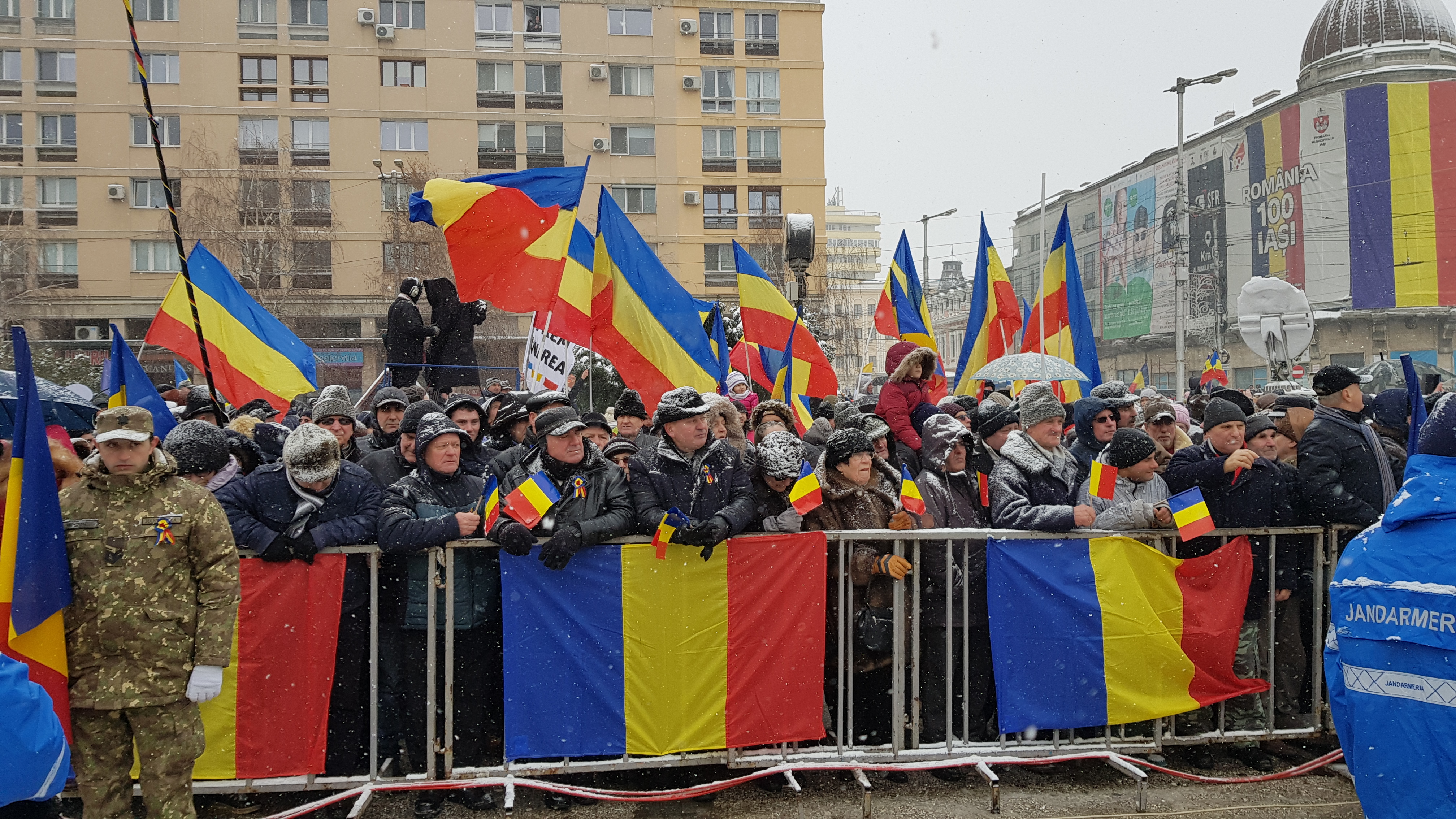 VIDEO&FOTO/ Ninsoare abundentă, huiduieli și discursuri anoste la Iași, în ziua Micii Uniri