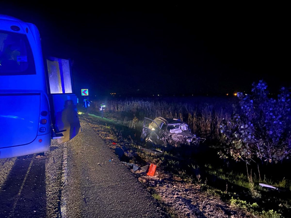 Un băiat de 17 ani a murit și 21 de persoane au fost rănite, după ce mașina condusă de minor și un microbuz s-au ciocnit în județul Hunedoara