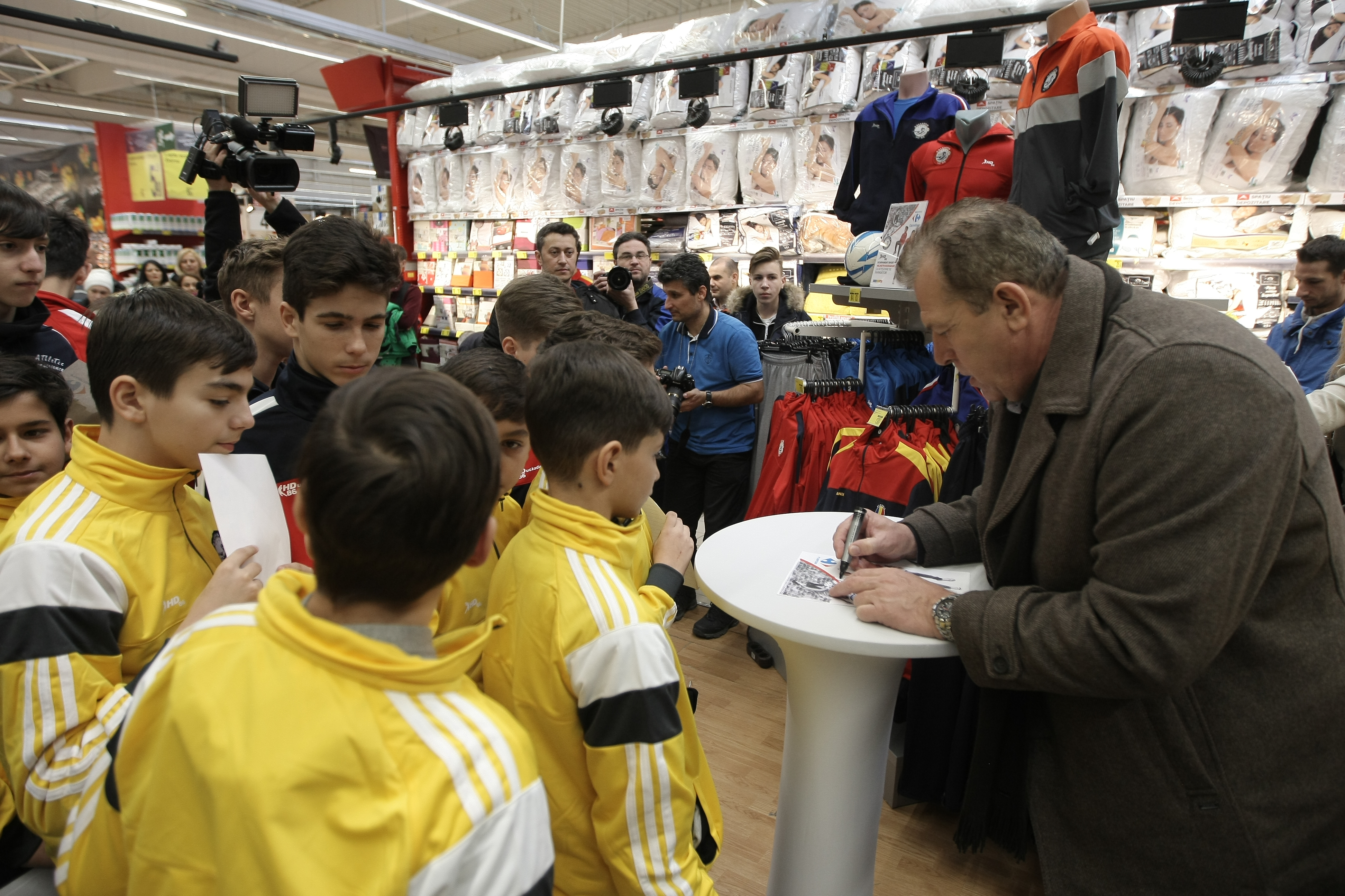 Duckadam și-a lansat propria linie de echipament sportiv! ^”Eroul de la Sevilla” a intrat în rândul starurilor mondiale / FOTO&VIDEO