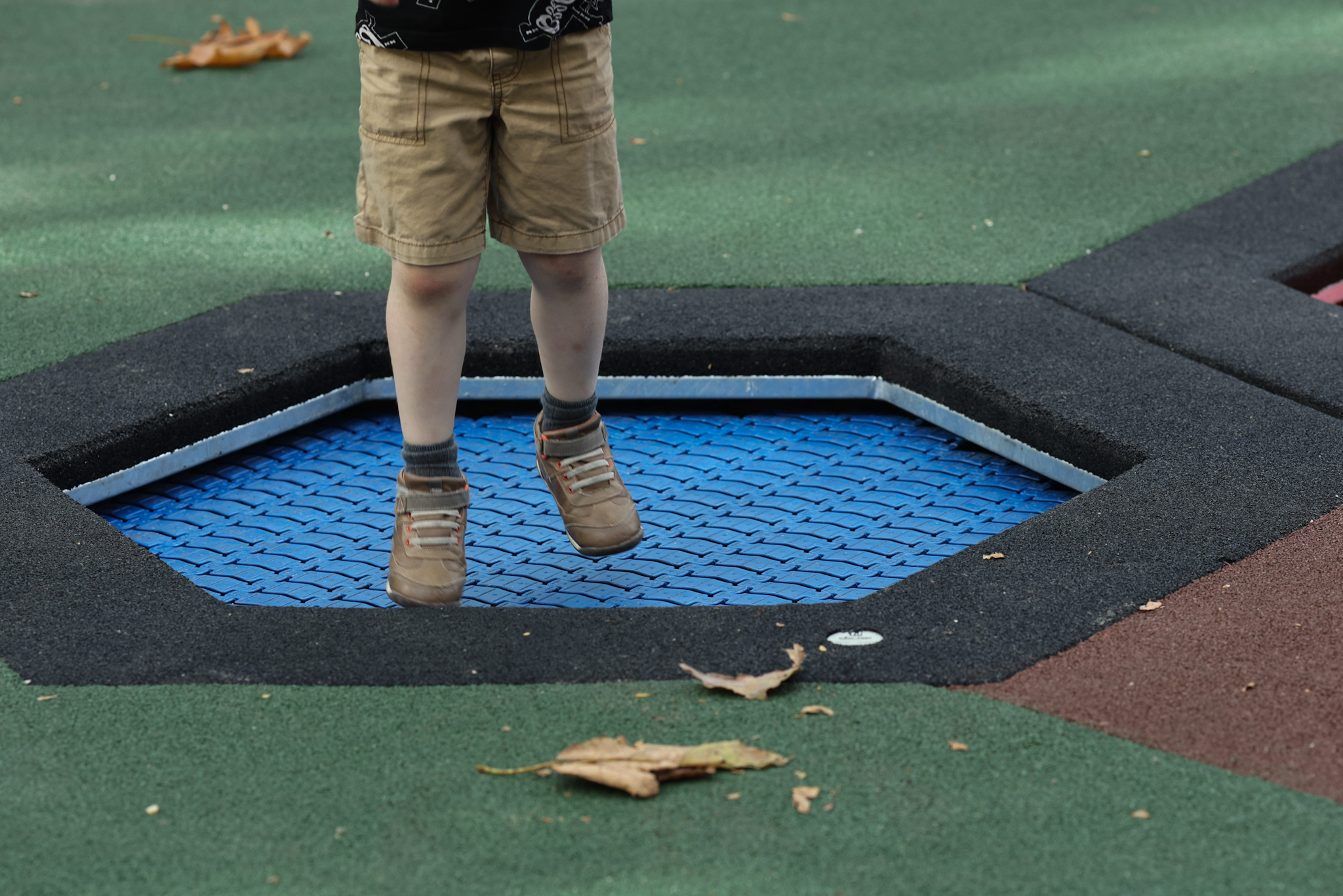 FOTO. Locurile de joacă pentru copii din Parcul Cișmigiu au fost modernizate. Noutatea: zonă specială pentru persoanele cu dizabilități