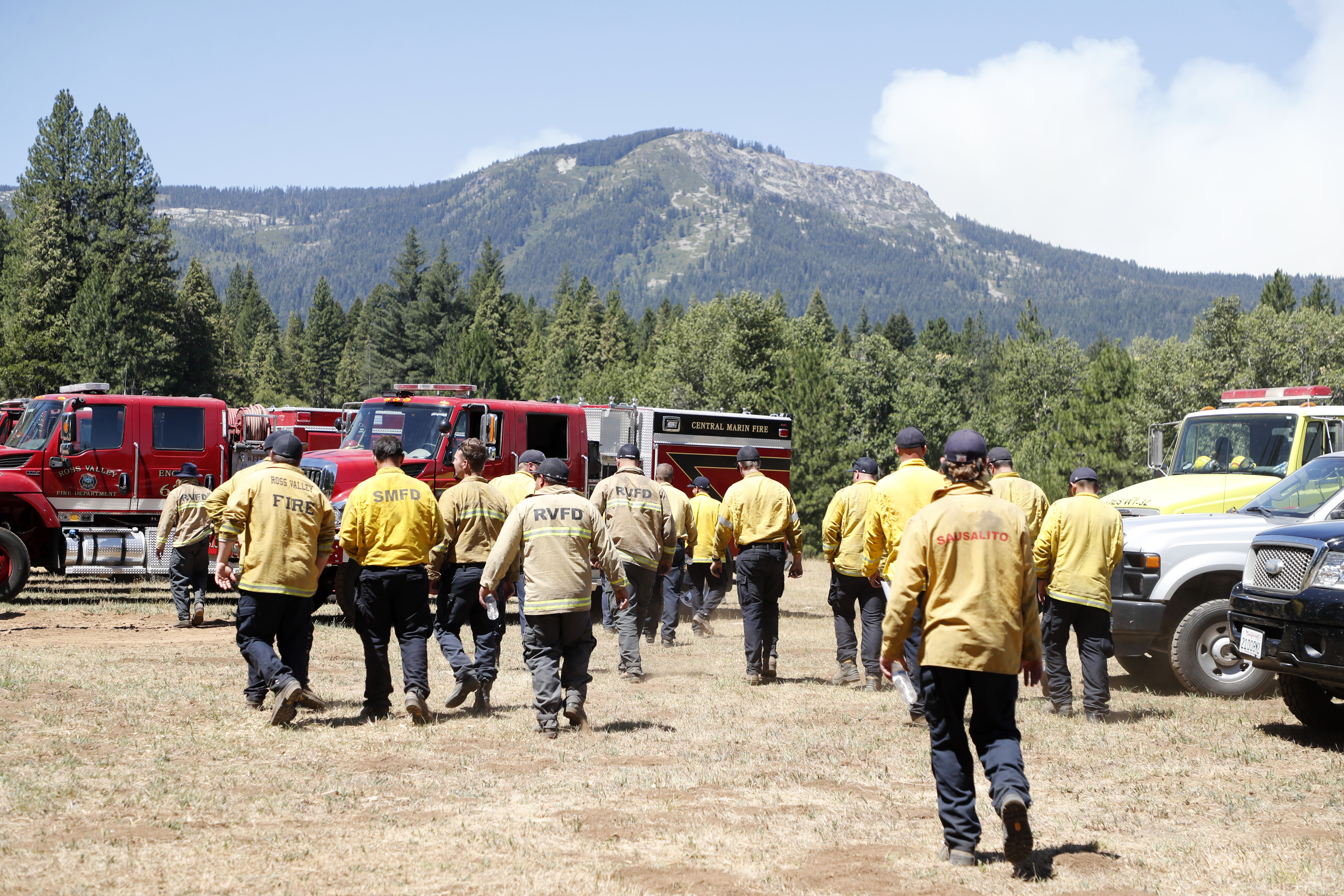 Incendiul uriaș din California creează propriul climat. Cu ce se luptă peste 5.400 de pompieri americani