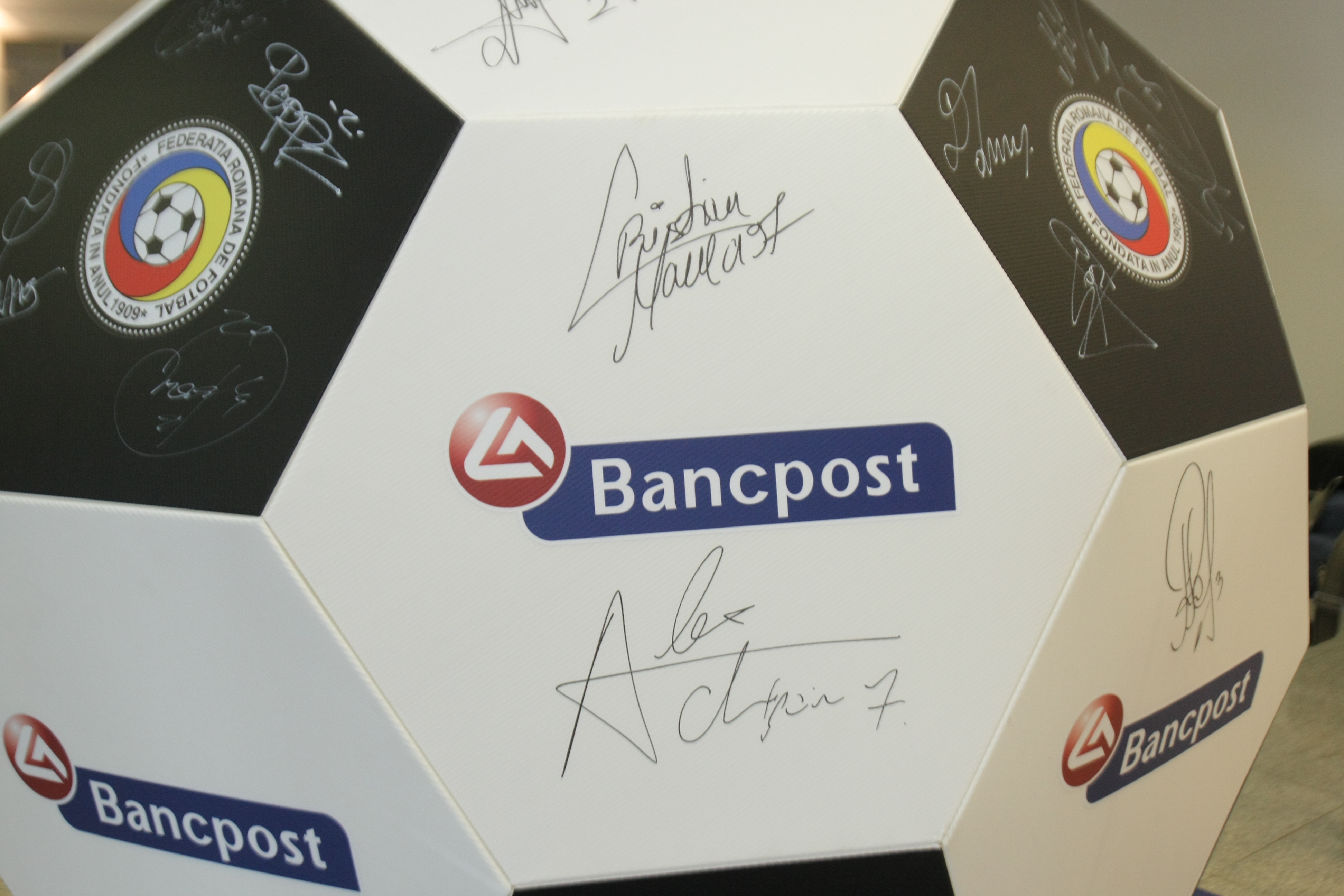 ROMÂNIA - FEROE, DUMINICĂ, ORA 19:00, TVR 1 / Tricolorii au făcut pe bancherii la sediul noului sponsor. Repriză de autografe și fotografii / GALERIE FOTO