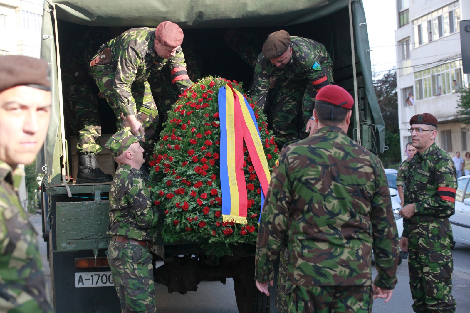GALERIE FOTO: Sicriul cu trupul neînsuflețit al militarului Mădălin Stoica ucis în Afganistan, depus la Buzău. Mama și soția militarului, împietrite de durere