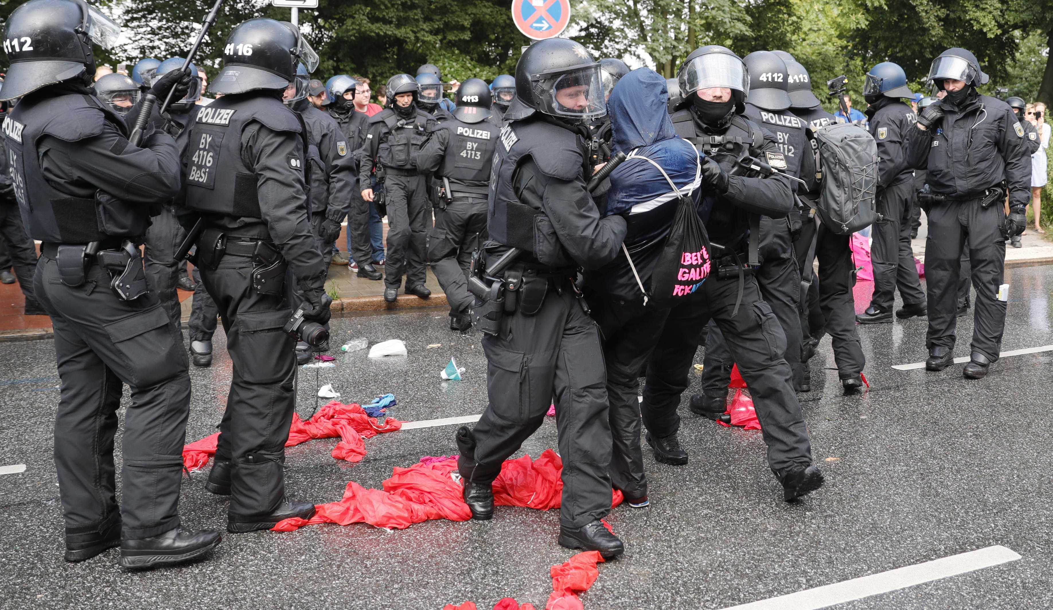 UPDATE| Proteste violente la Hamburg cu ocazia summit-ului G20. Melania Trump, blocată în hotel din cauza protestatarilor