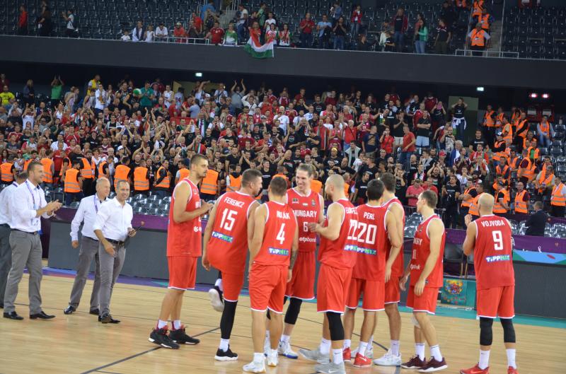 Drapel al Ungariei, ars la Cluj-Napoca de fanii români. Scandal înainte de meciul de calificare în optimile Eurobasket 2017 | VIDEO