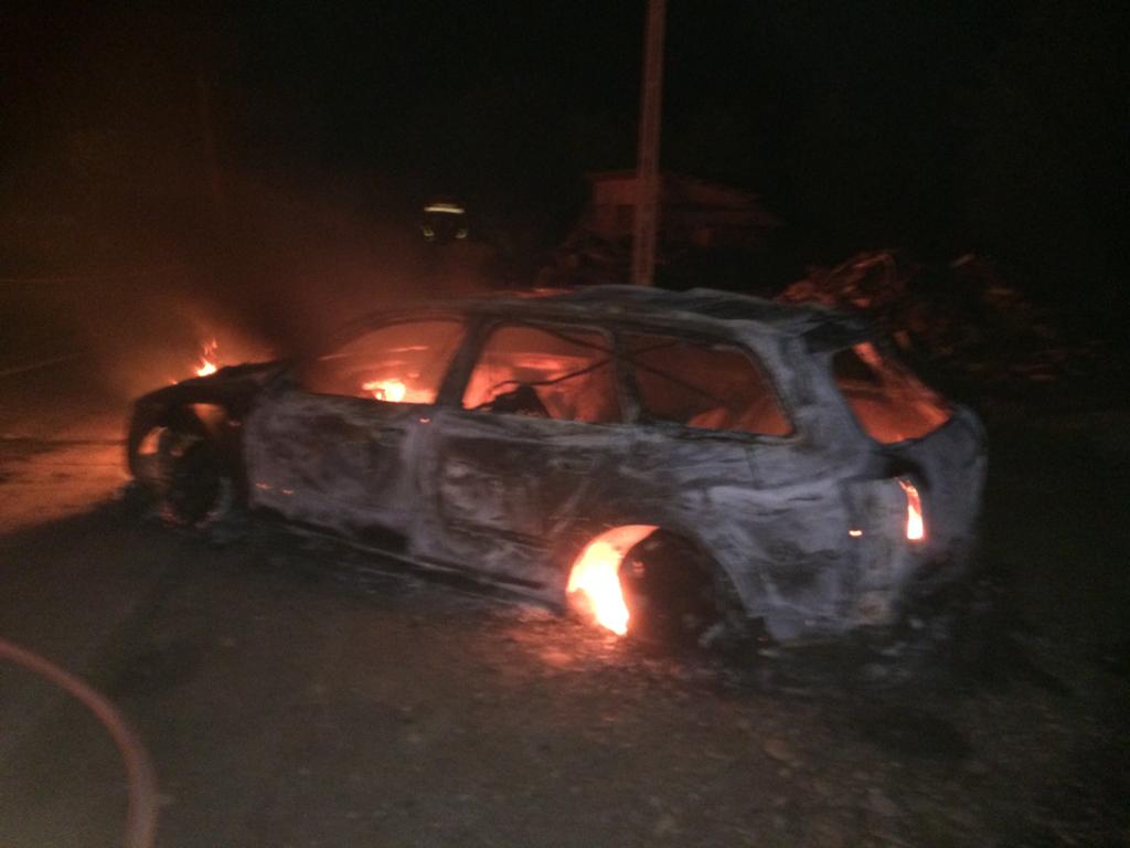 FOTO/ Incendiu de proporții. Două case dintr-o localitate suceveană au ars din temelii