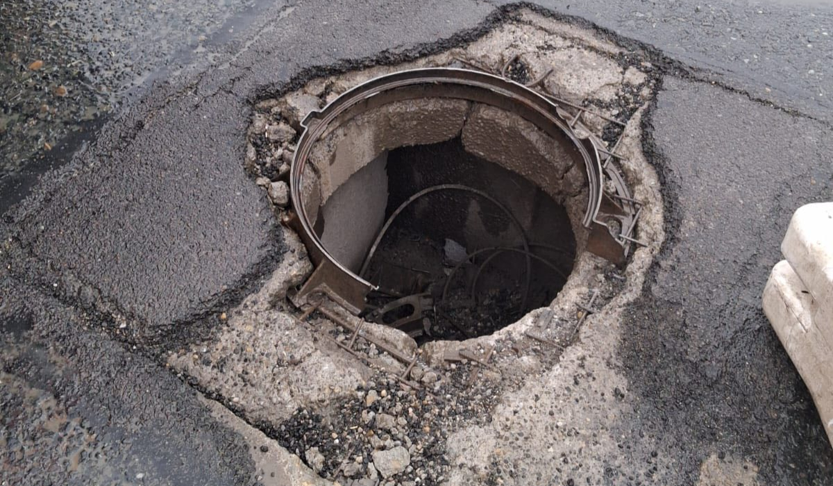 O groapă uriașă a fost lăsată nesemnalizată pe Centura București: „Plătim pentru a ne distruge jantele”