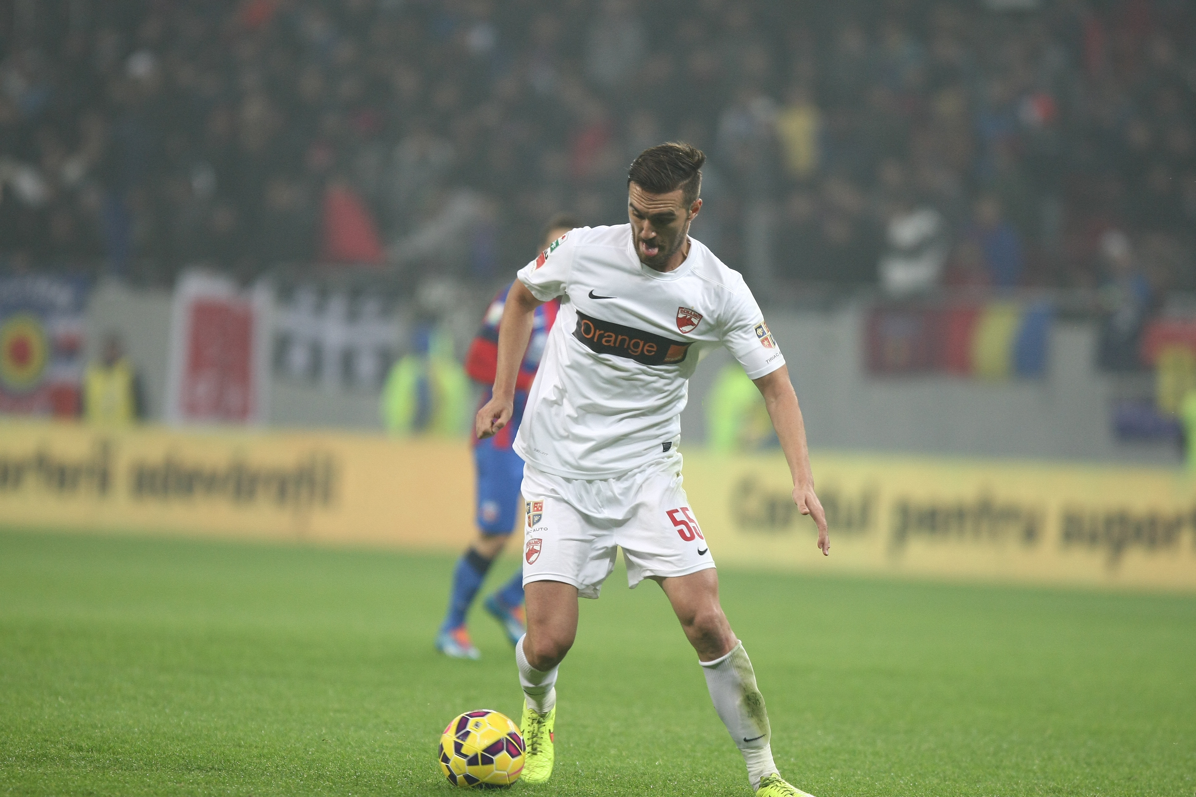 GALERIE FOTO&VIDEO/ DERBY-UL ROMÂNIEI, STEAUA - DINAMO 3-0. ^ Echipa din Ghencea i-a speriat pe ”câini” de Halloween! Szukala, Papp și Keșeru au înscris pentru roș-albaștri. Arlauskis și Bărboianu, loviți de petardele aruncate de suporteri. Băiatul lui Florentin Petre a debutat la Dinamo