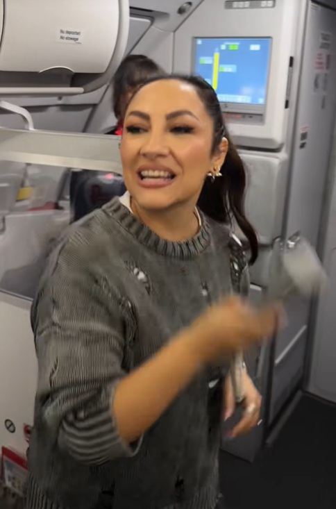 Ce a făcut Andra în avion la 10.000 de metri înălțime: „Gălăgie”! Reacțiile fanilor: „Plângere la compania aeriană”