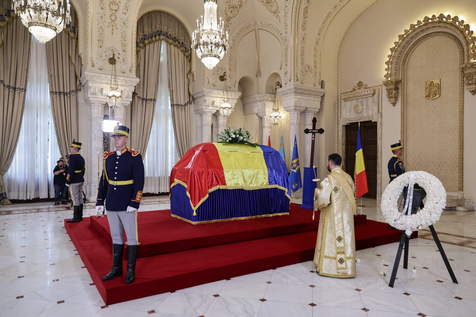 Funeralii de stat pentru Ion Iliescu. Ultimele omagii aduse în fața sicriului fostului președinte, în Sala Unirii, la Palatul Cotroceni