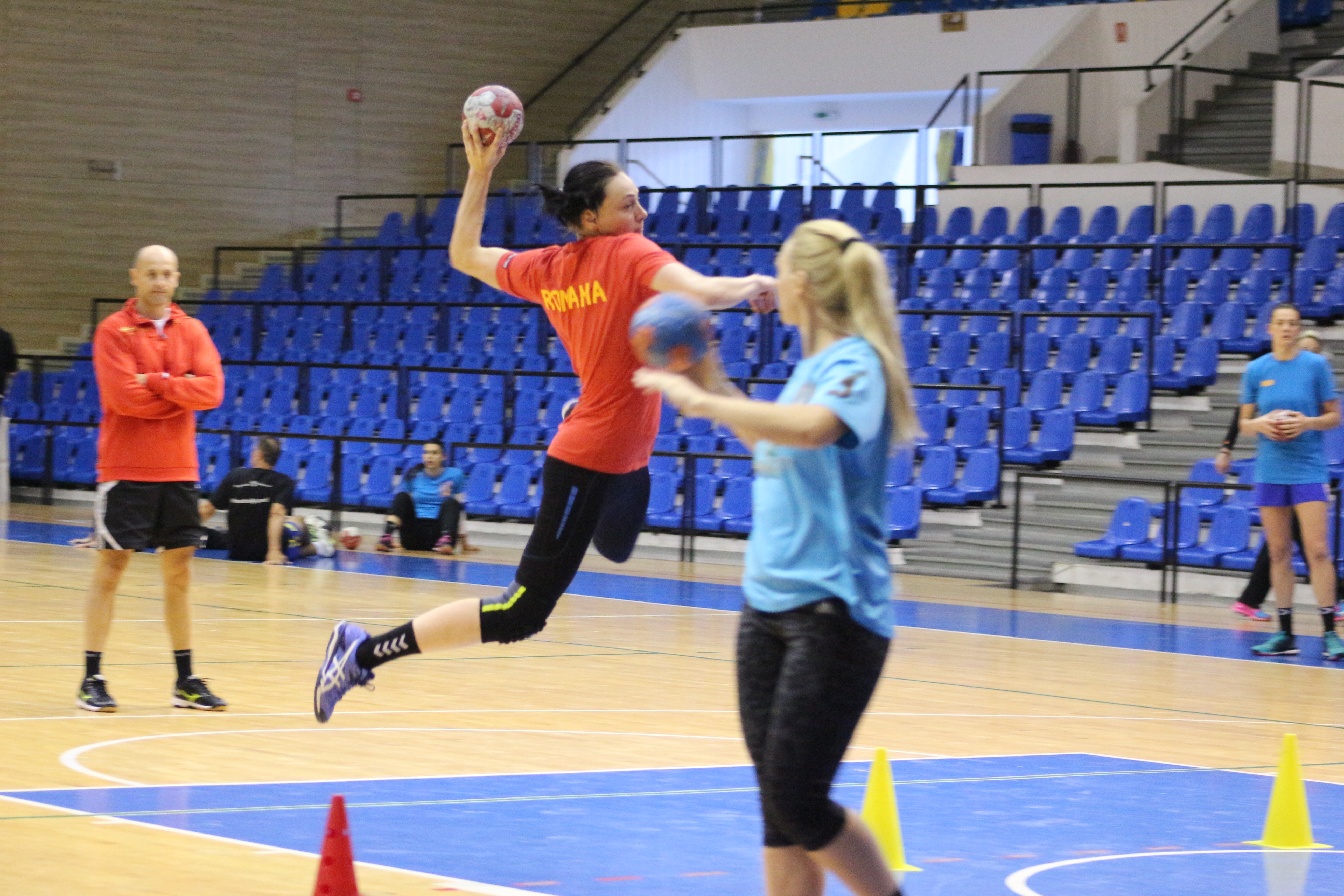 Ola-Rio! Fetele din naționala de handbal pregătesc la Ploiești calificările europene și turneul olimpic. Cristina Neagu era să se accidenteze! FOTO&VIDEO